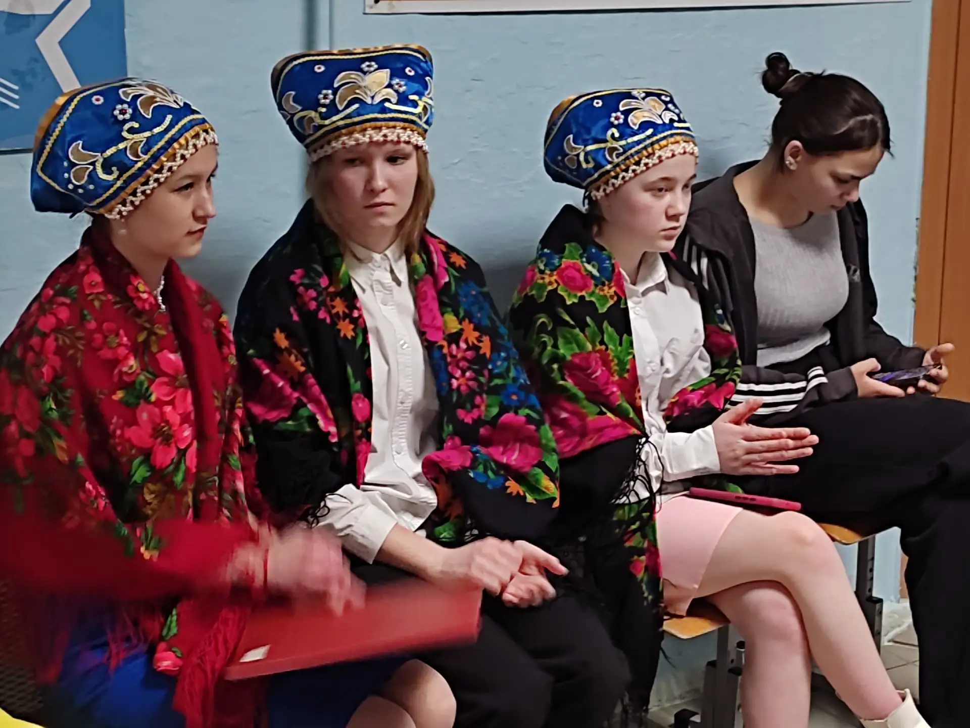 Немного восьмимартовких моментов из нашей школы, дабы сейчас порадоваться, а потом пона...