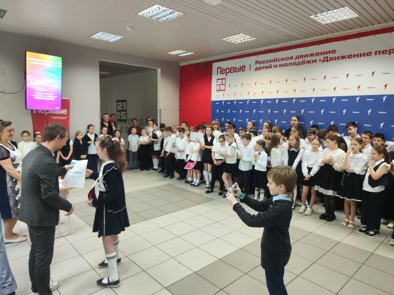 🏆 Утро, с которого хочется начать неделю!  🇷🇺 Сегодня понедельник в нашей школе начался по-настоящем