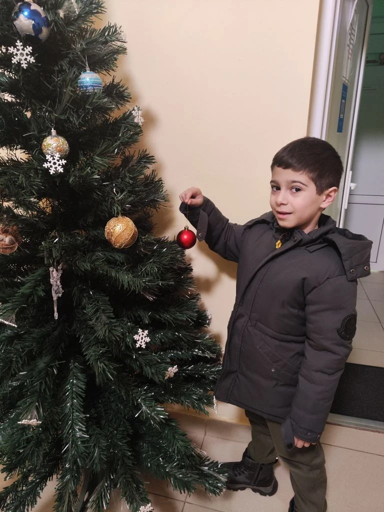 В преддверии новогодних праздников в нашем детском саду стартовала акция «Укрась елочку»

Новогодняя