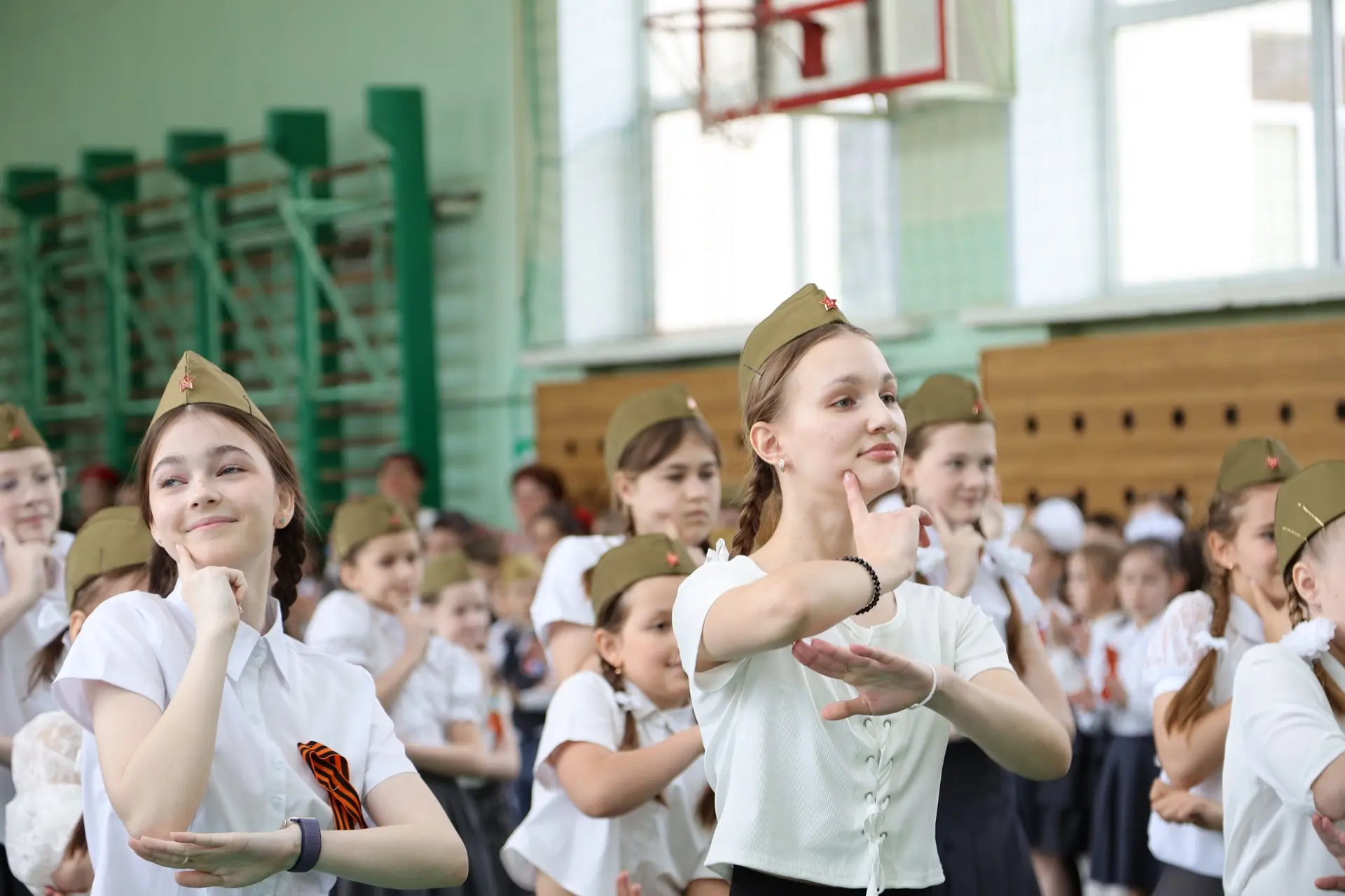 🚩 В гимназии №4 прошла торжественная линейка, посвященная Дню Победы!  Этот день собрал учеников и у