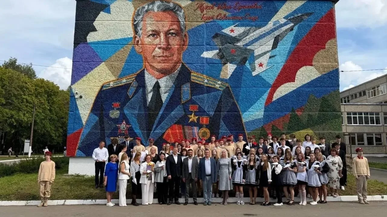 Βo Βлaдимиpe oткpыли муpaл Ивaну Жукoву