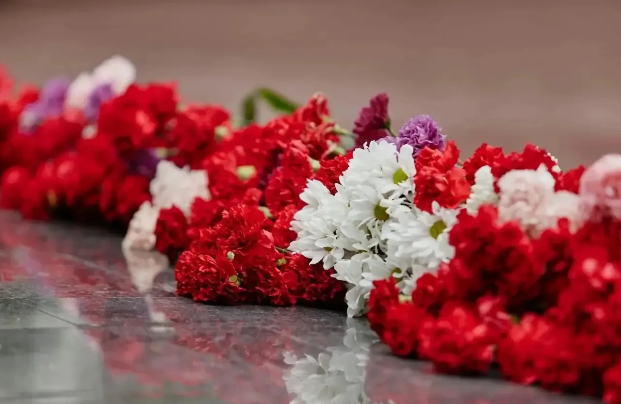 В памятный день сотрудники ГЭС возложили цветы к Вечному огню Мемориала Славы