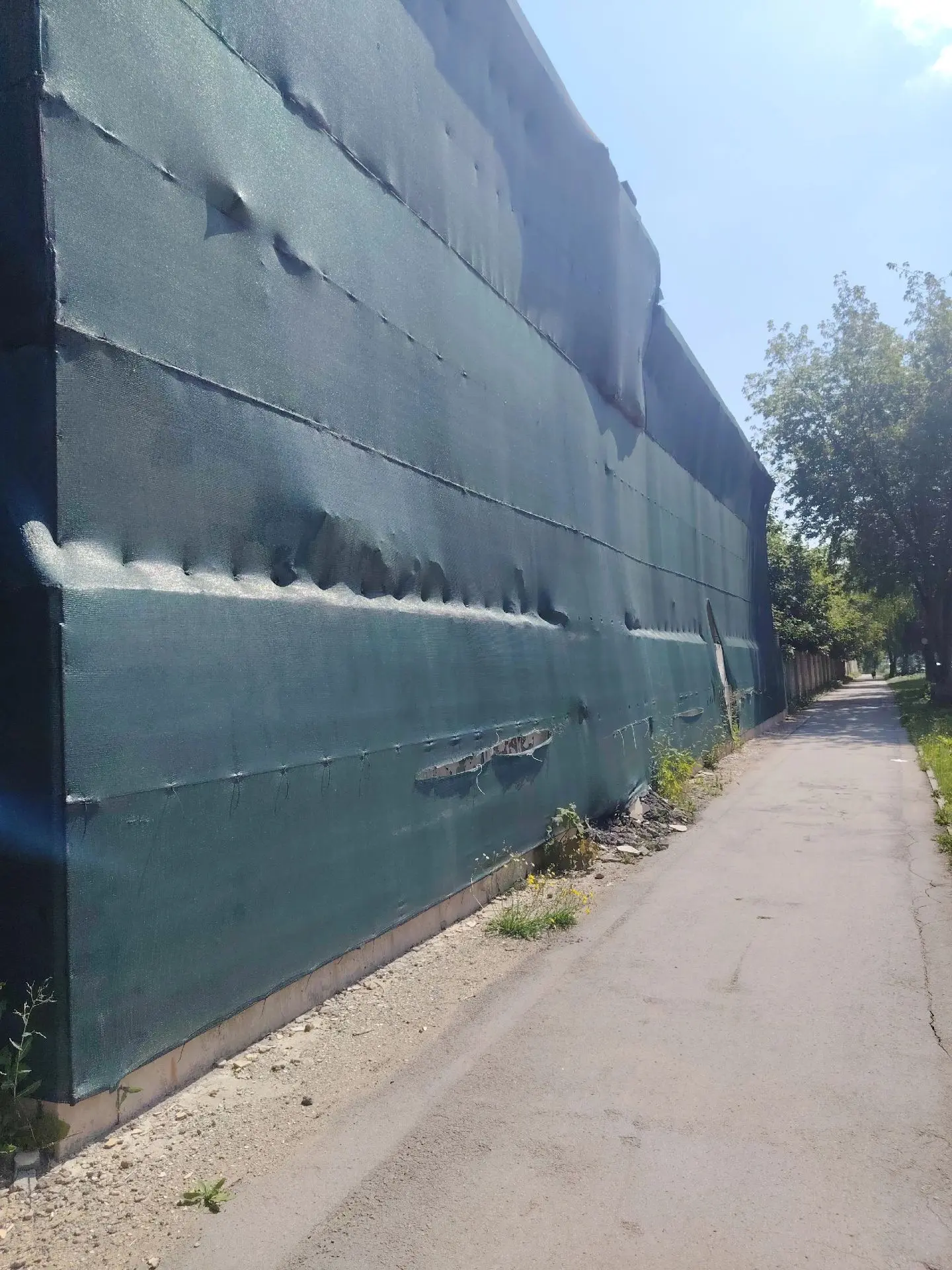 🤬Мало того, что это здание сыпется, того гляди кирпич прилетит на голову, так от него теперь мертве