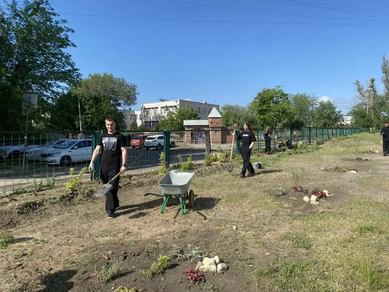 🌿 Школьный двор становится красивее: вместе создаём уголок природы! 🌿  Наши одиннадцатиклассники — н