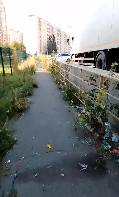 Такая вот дорожка возле Точка Сити в Волгаре. Водители фур и прочие считают это место м...