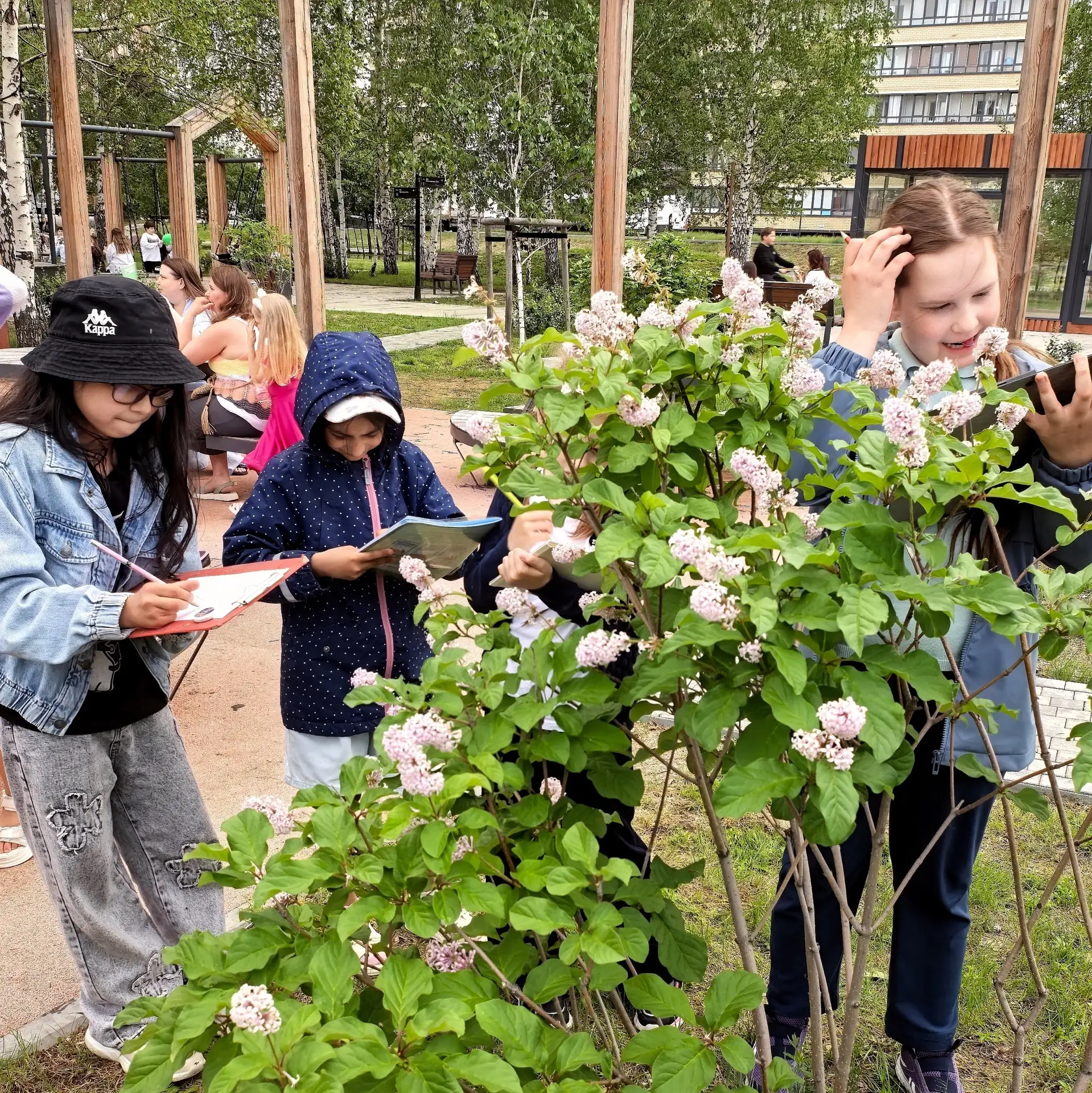 Творчество на свежем воздухе!🌳

Этим летом занятия в студии "Мир красок" выходят за пределы кабинет