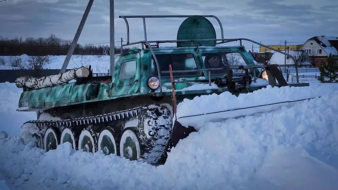 В Раменском округе пенсионер восстановил советский вездеход ГАЗ-71 и чистит на нём дороги 👍❄    Мест