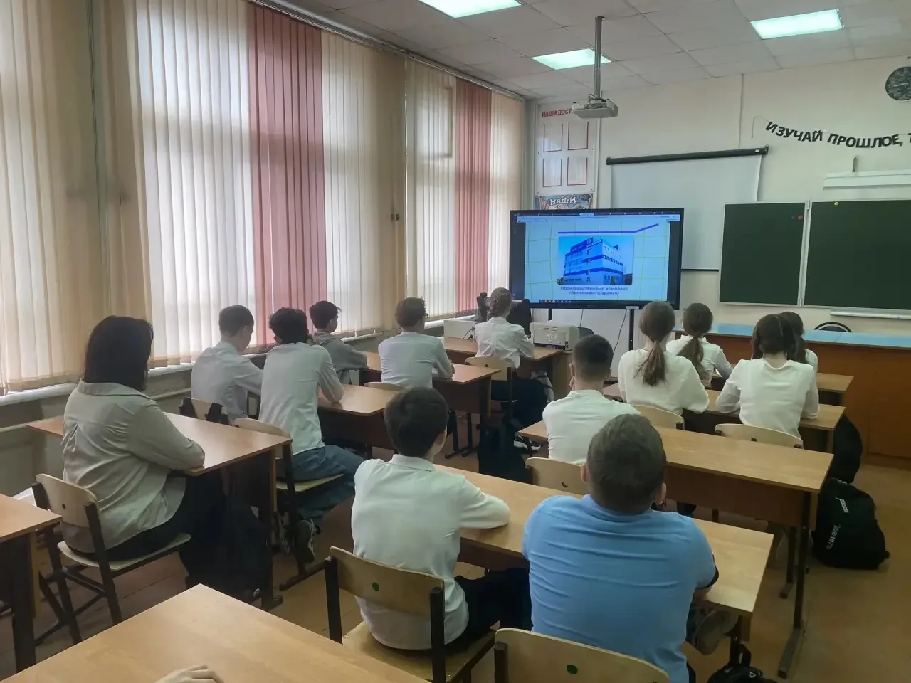 🇷🇺РАЗГОВОРЫ О ВАЖНОМ🇷🇺  Утро понедельника 16 марта 2026 года в школе традиционно началось с торжеств