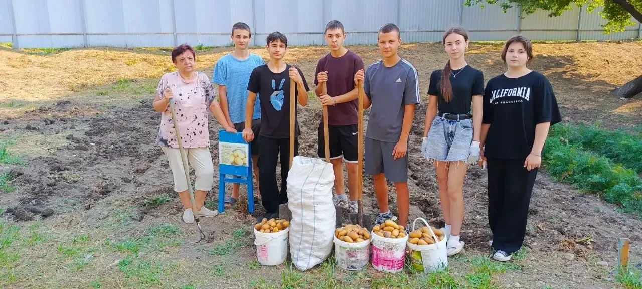Картофельный десант: как 9 класс покорил школьный огород
