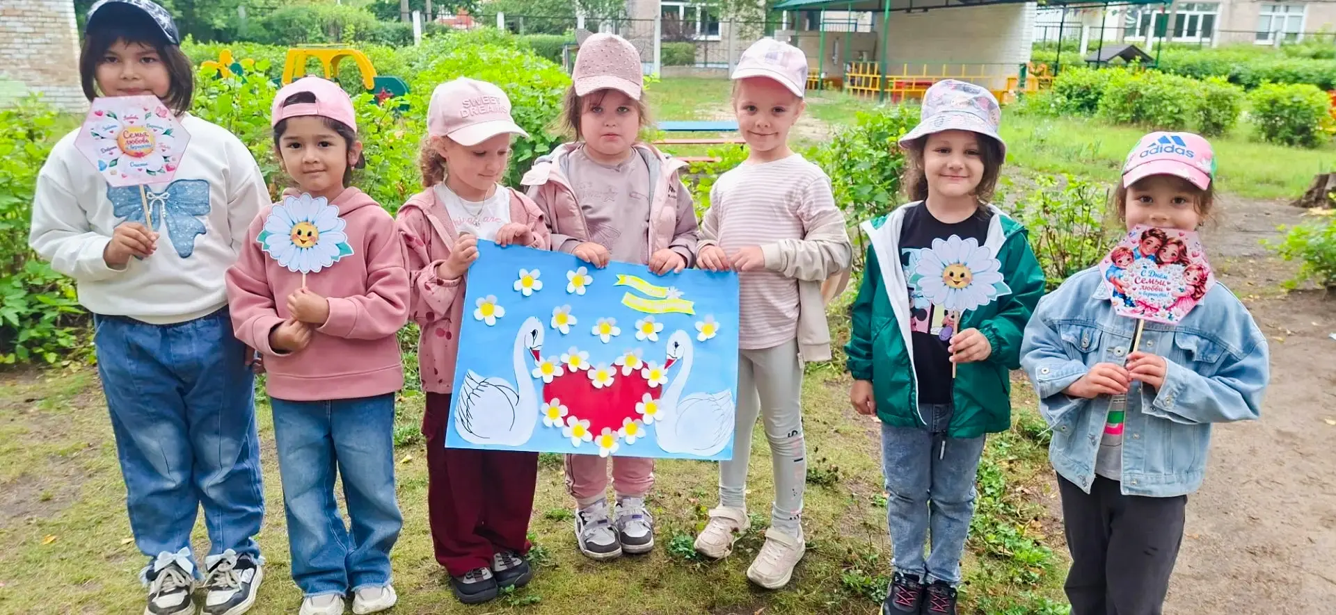 ☀️Сегодня в дошкольном отделении прошел один из самых добрых и светлых праздников — День семьи, любв