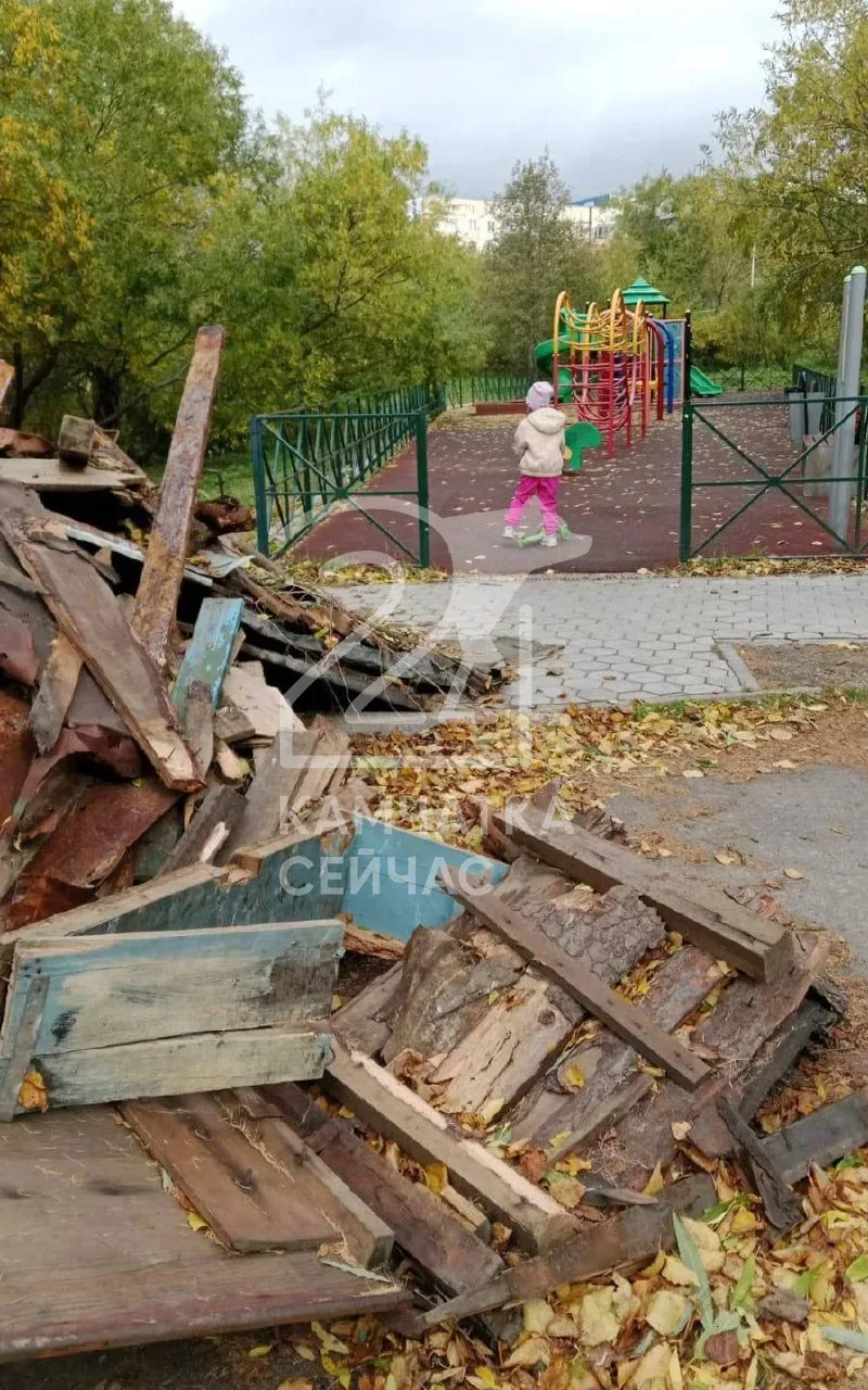⚠️ Доски с гвоздями у детской площадки