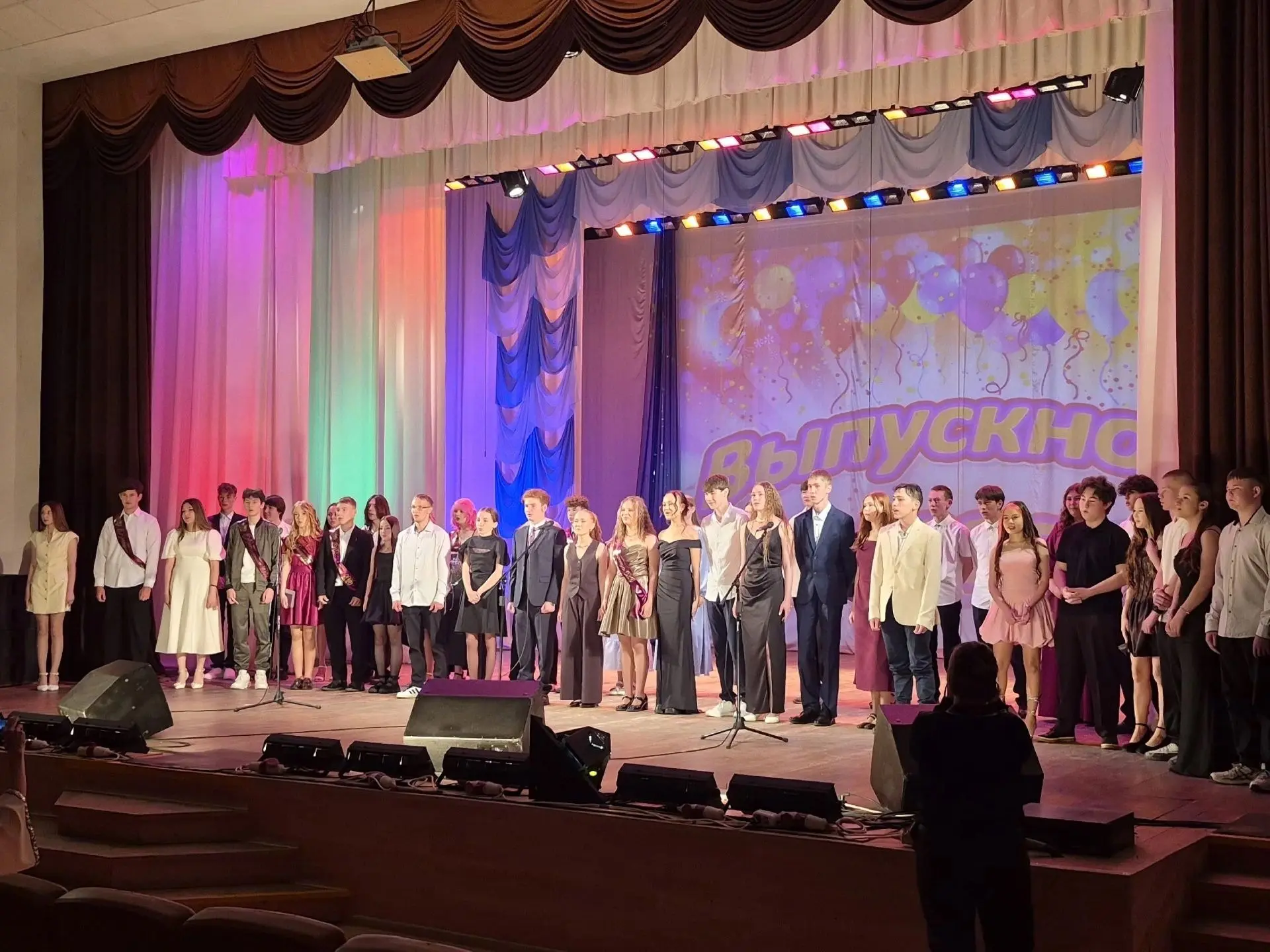 🎓🎉Поздравляем наших выпускников!

Сегодня для наших выпускников 9-х и 11 классов этот день навсегд