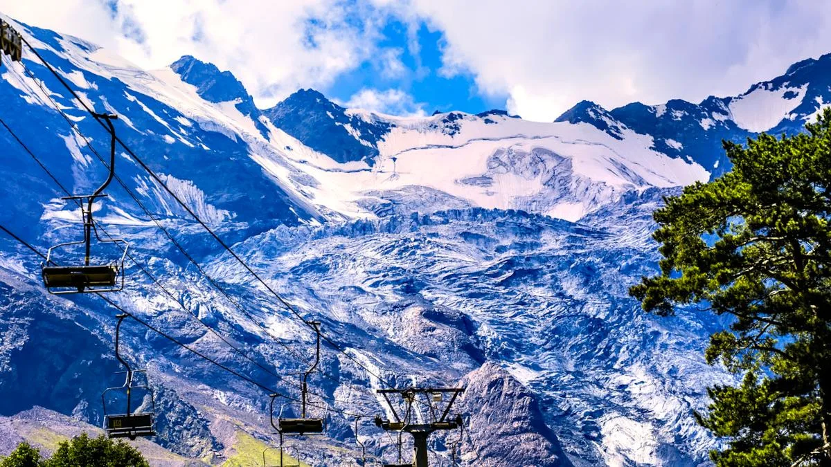 🏔 Почему стоит посетить Кавказ?  Три веские причины:  1️⃣ Попробовать настоящую кавказскую кухню! Хи