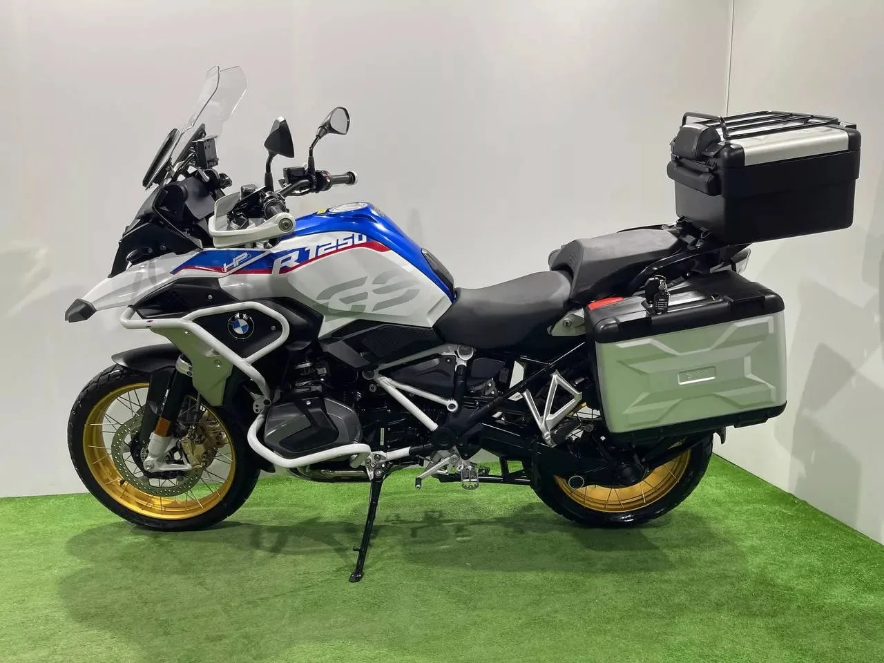 BMW R1250GS в наличии во Владивостоке  Характеристики:  - 2019 год - объем 1250 см3 - Аукцион BDS - 