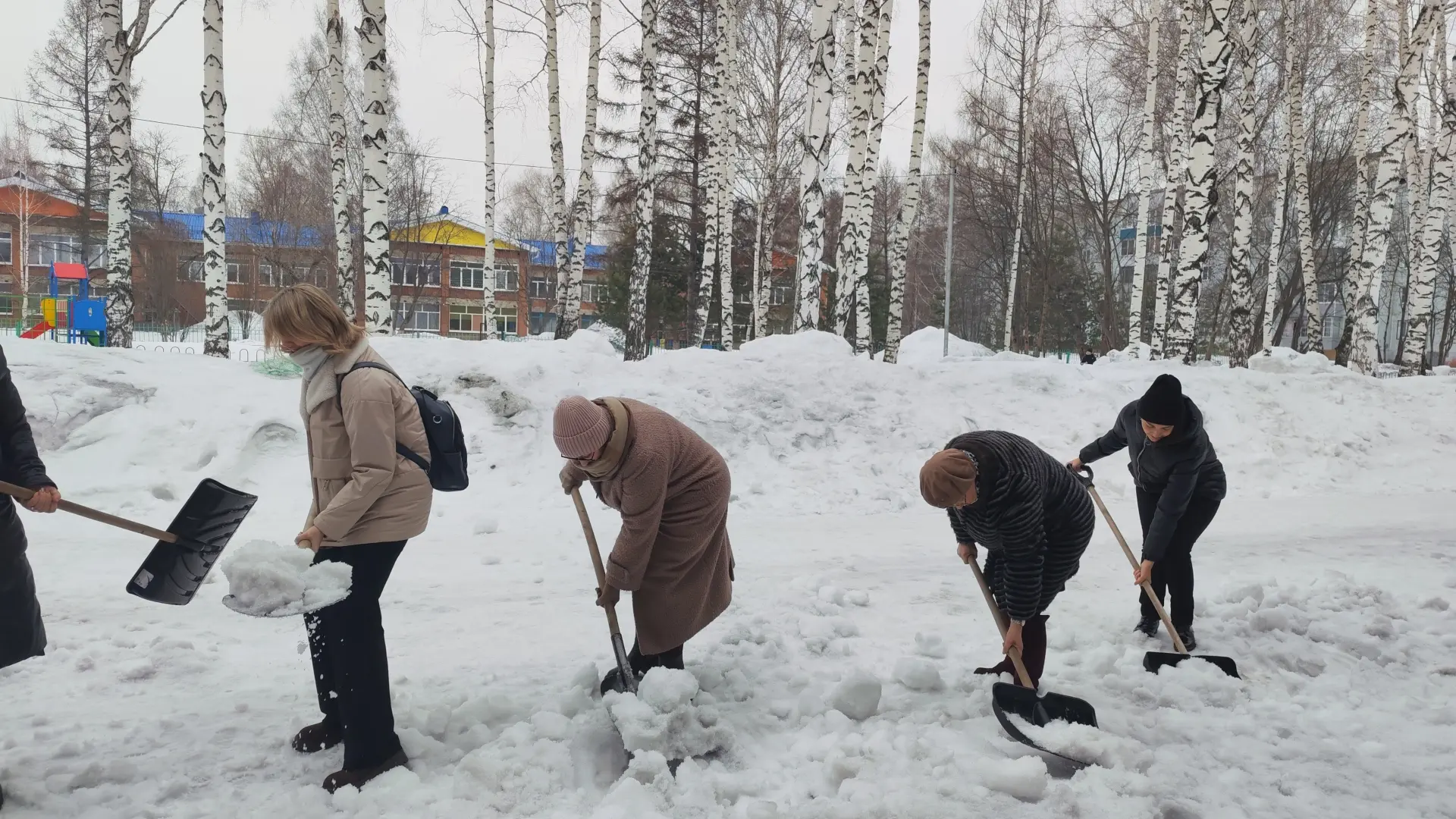 Апрель - традиционное время привести все в порядок после долгой зимы.   Сегодня педагоги нашей школы