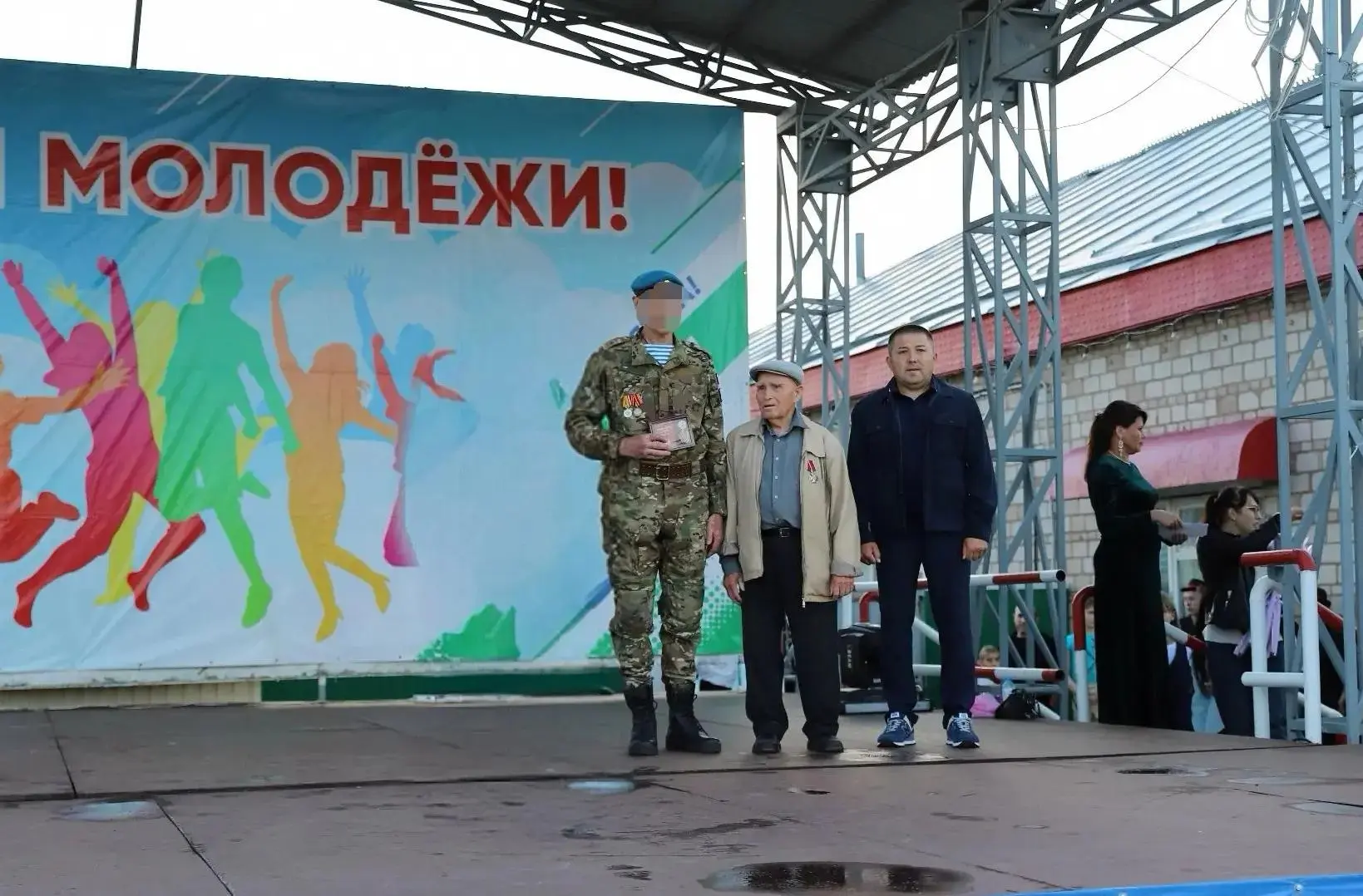 В Бураево чествовали многодетные семьи, защитников Отечества и активную молодёжь.