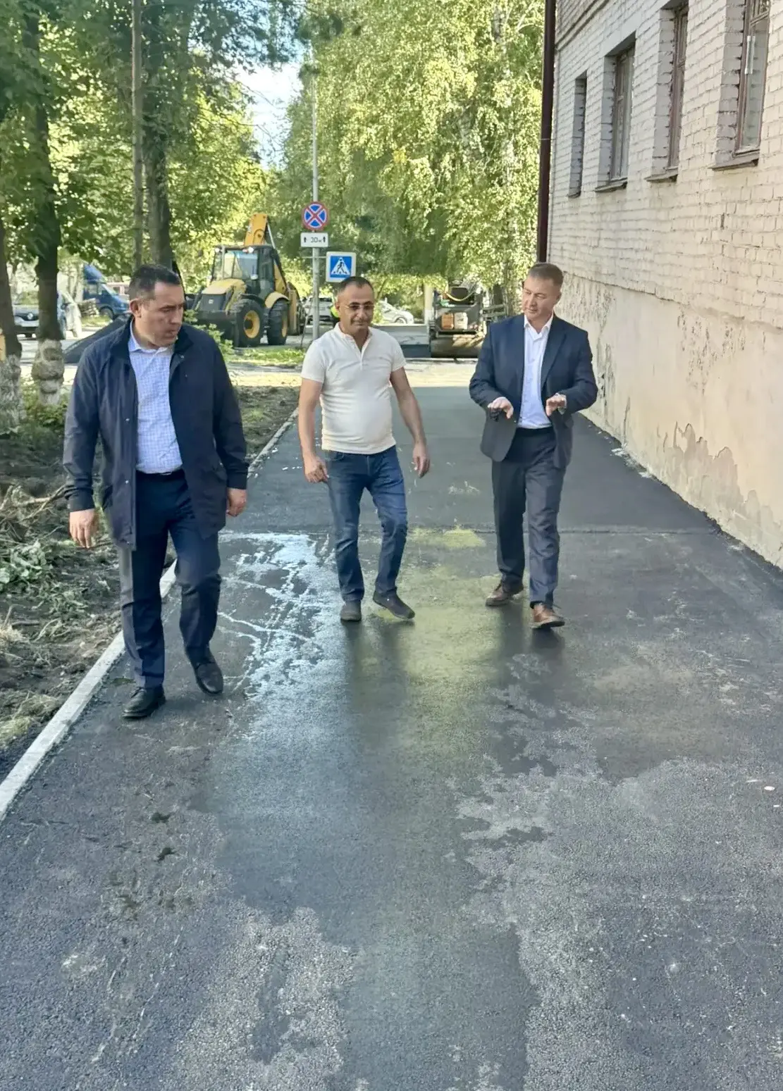 Побывал на улице Пушкина, где в этом году начали ремонт тротуара. Ремонтируем участок п...