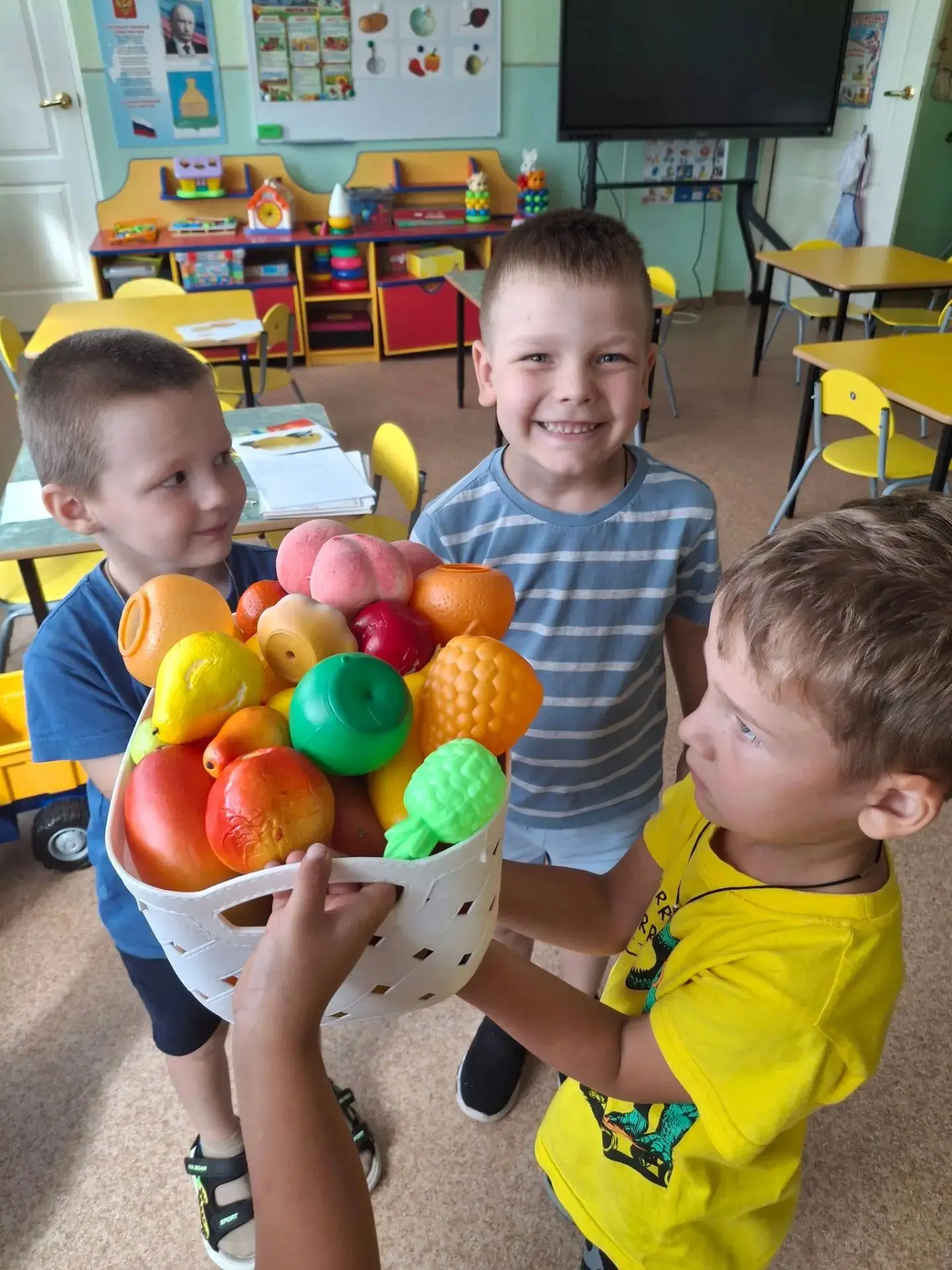 Ешьте овощи и фрукты                            Это лучшие продукты                    ...