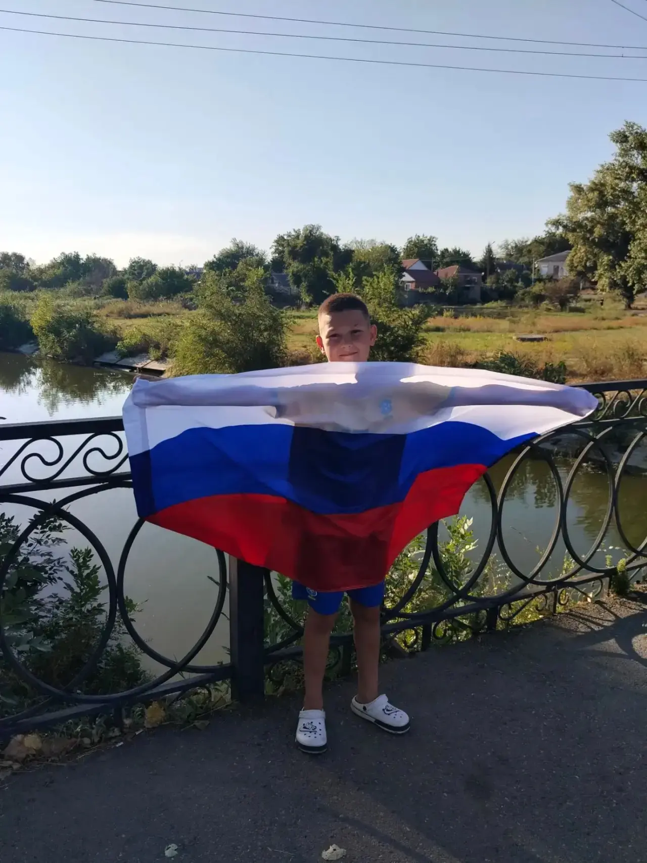 Ученик 5 Б класса Соломин Евгений принял участие в акции " Белый, синий, красный - самы...