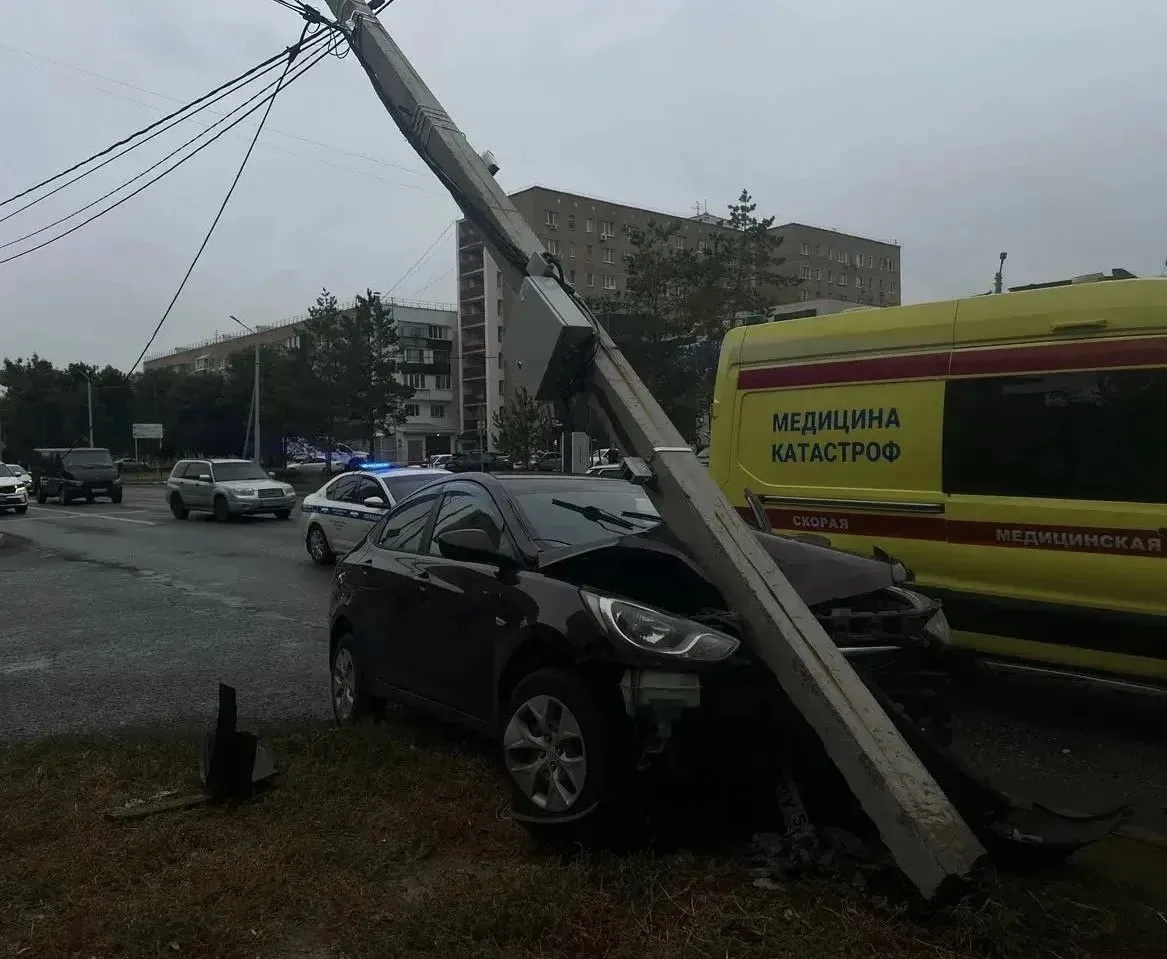 ⚡️ ДТП на Салмышской: иномарка врезалась в опору ЛЭП