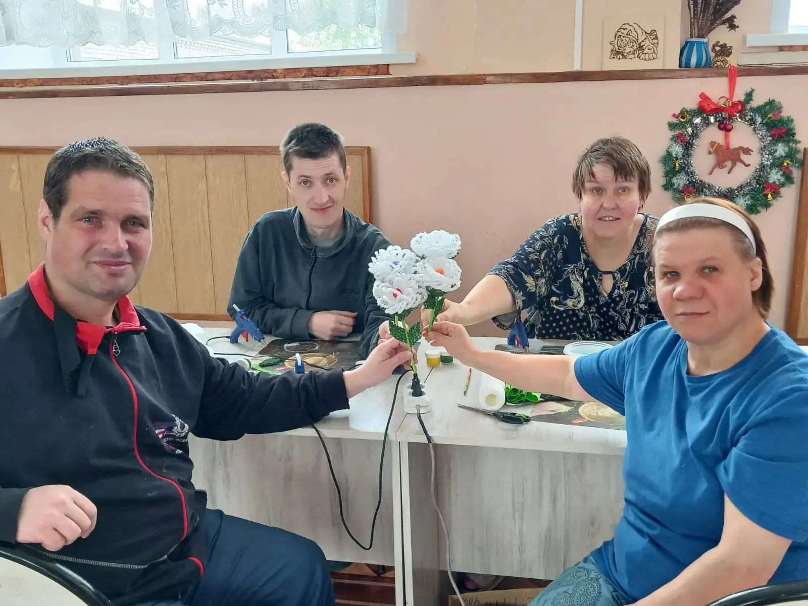 🌼 Цветочный шедевр от кружка "Умелые ручки"  

Участники нашего кружка создали прекрасные цветы, вы