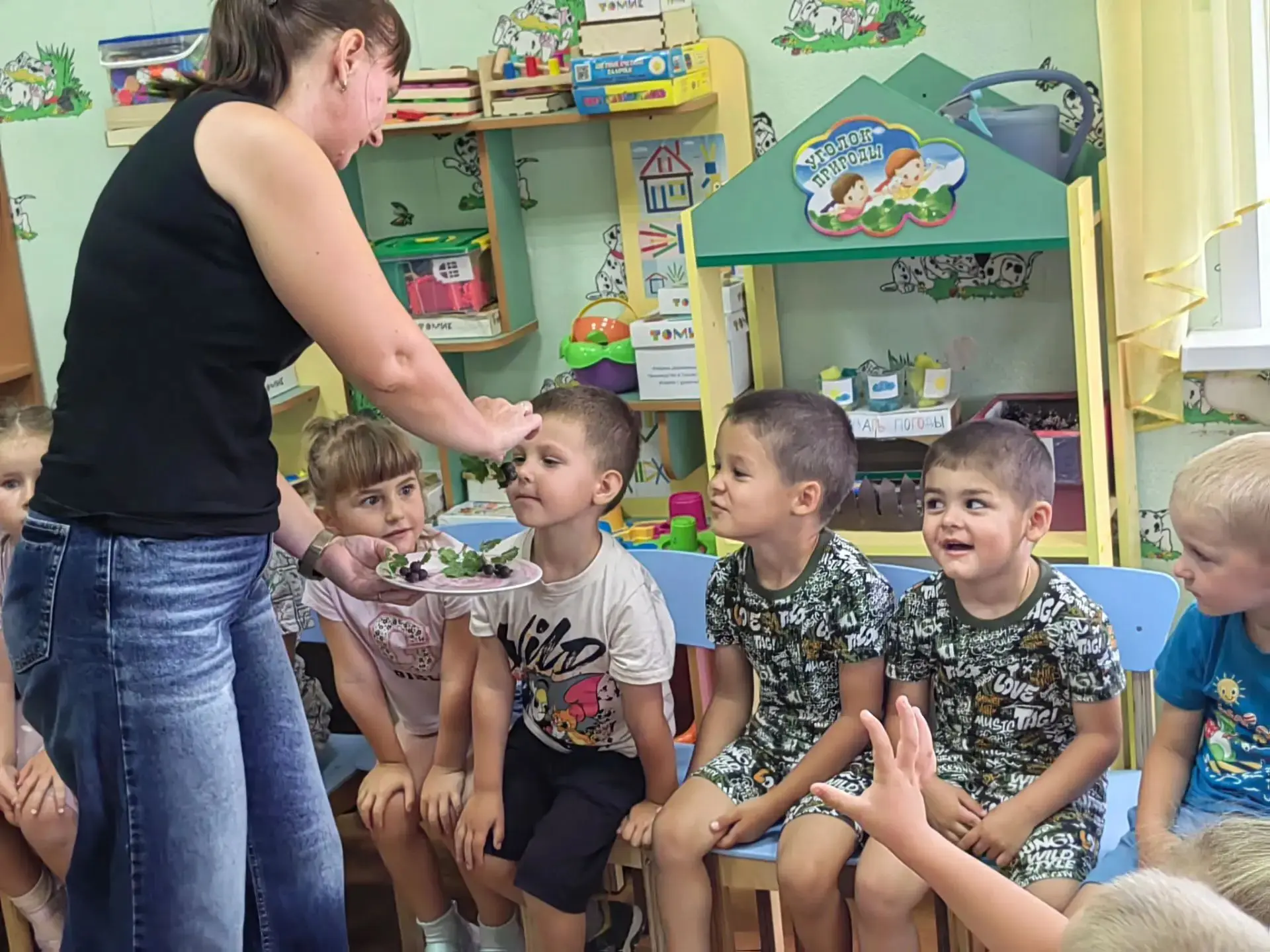 Группа "Лучики".
"День смородины". Сегодня ребята познакомились с очень полезной для организма челов