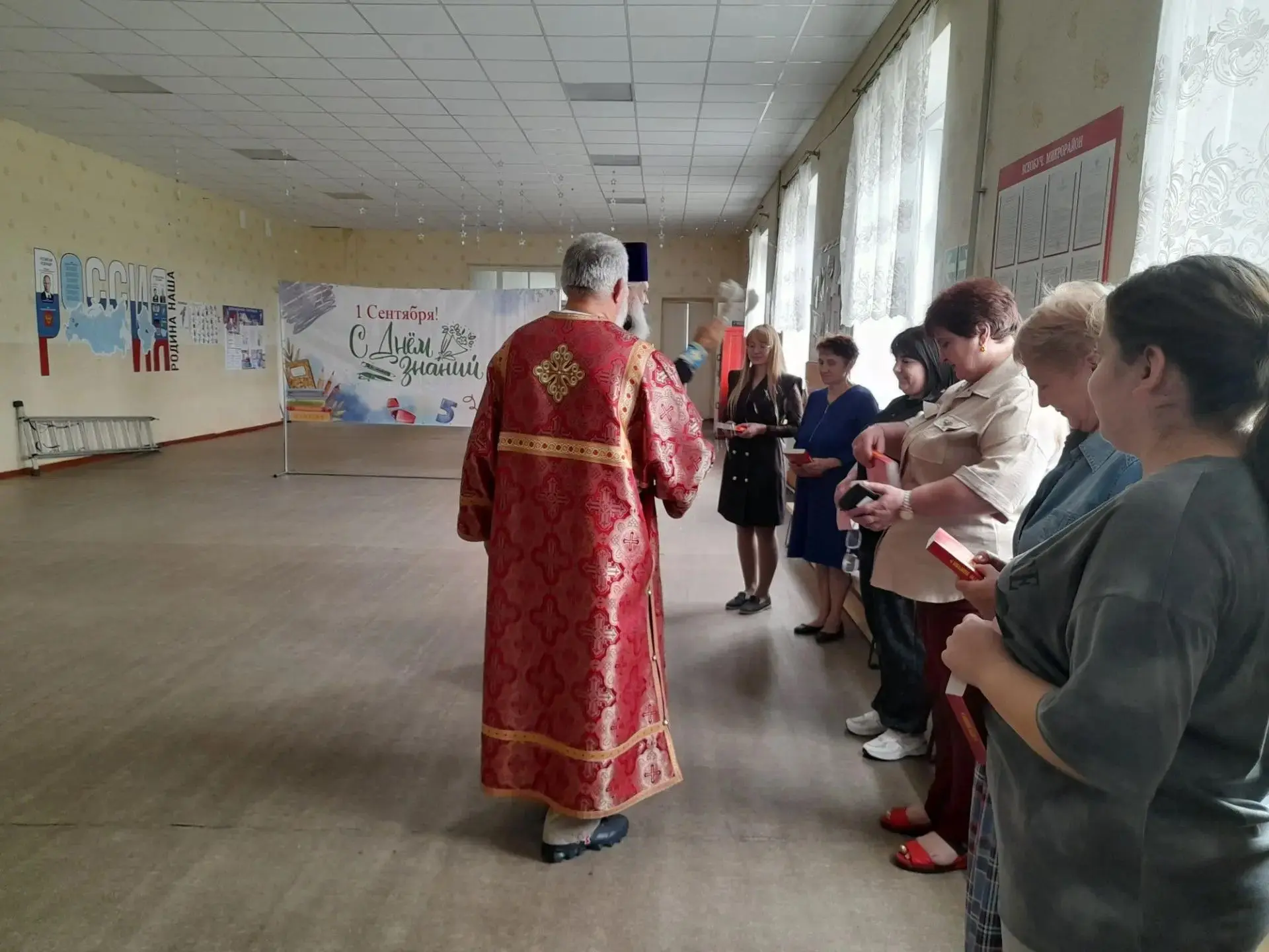 📜 В День Успения Пресвятой Богородицы ГБОУ «СШ №18 г. о. Харцызск» посетил настоятель ...