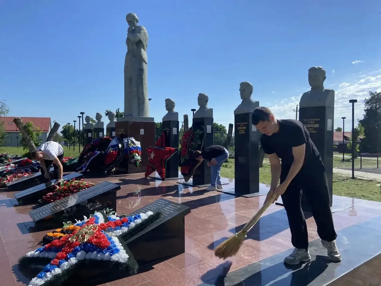 🇷🇺Гражданско-патриотическая акция "Дорогами Славы🇷🇺

В преддверии Дня памяти и скорби в Централь