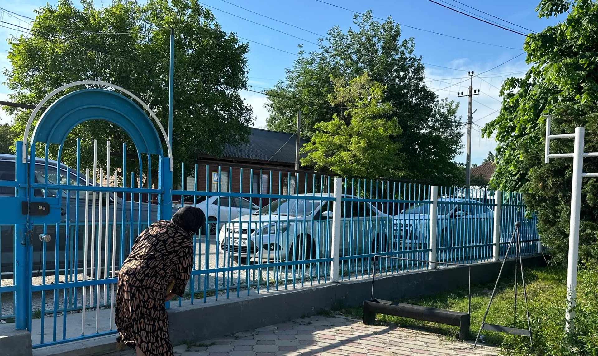 Сегодня работник МБОУ "ООШ с. Чири-Юрт" Юнусова Рашан провела работы по уходу за пришкольной террито