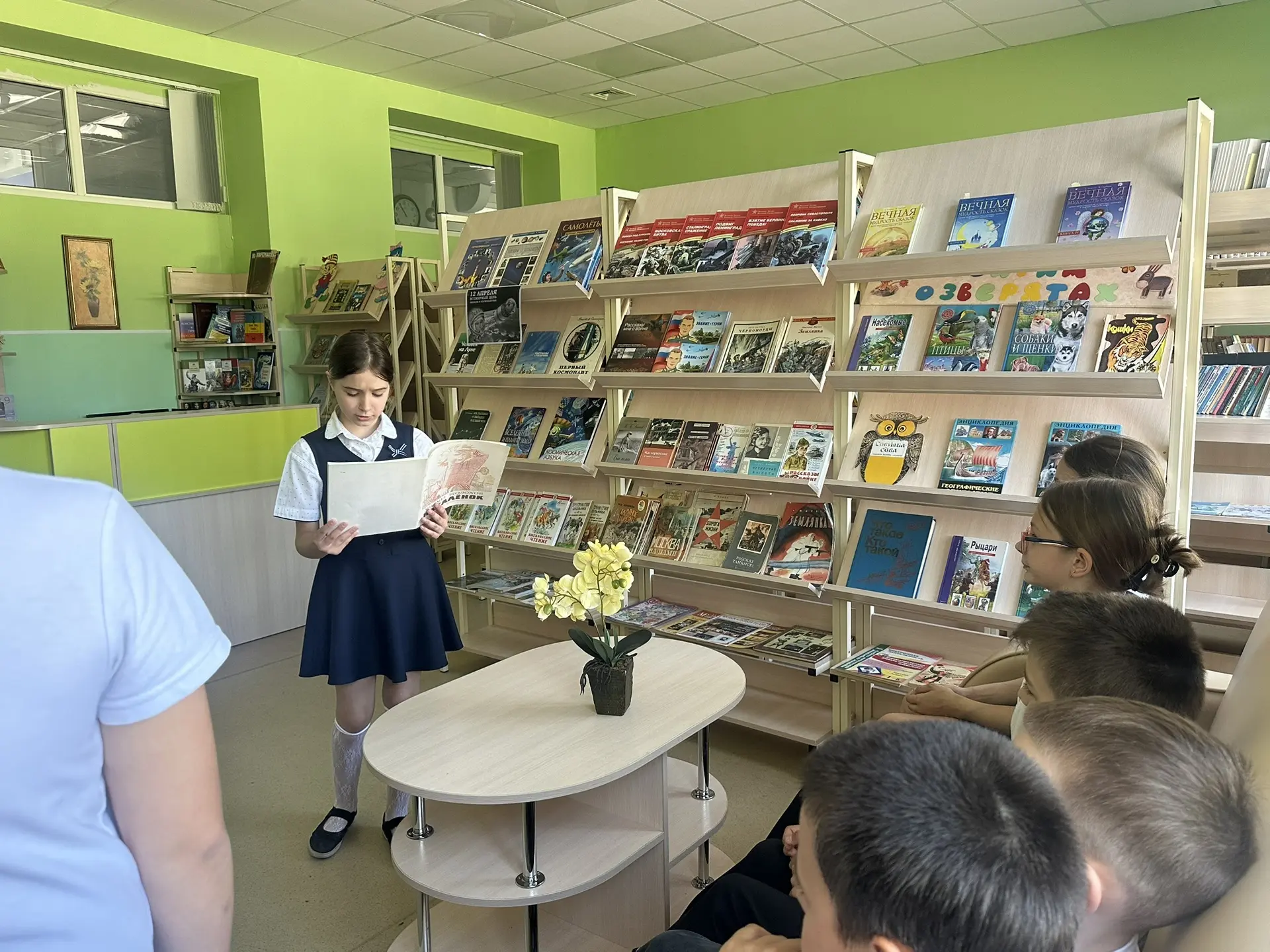 📚Литературная выставка «Шолоховский уголок»  Советники директора по воспитанию организовали в школьн