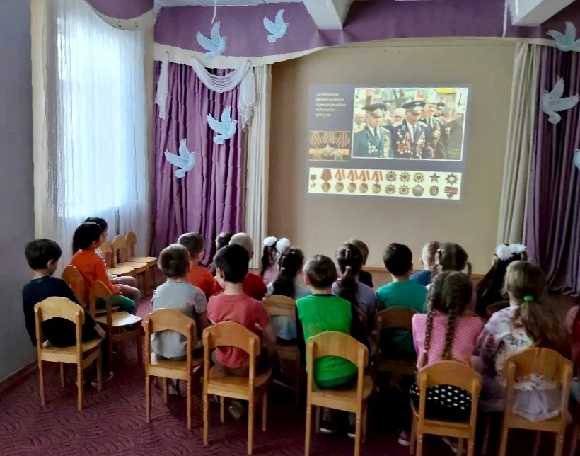 Накануне праздника в подготовительной группе дети посмотрели презентацию о Великой Отеч...