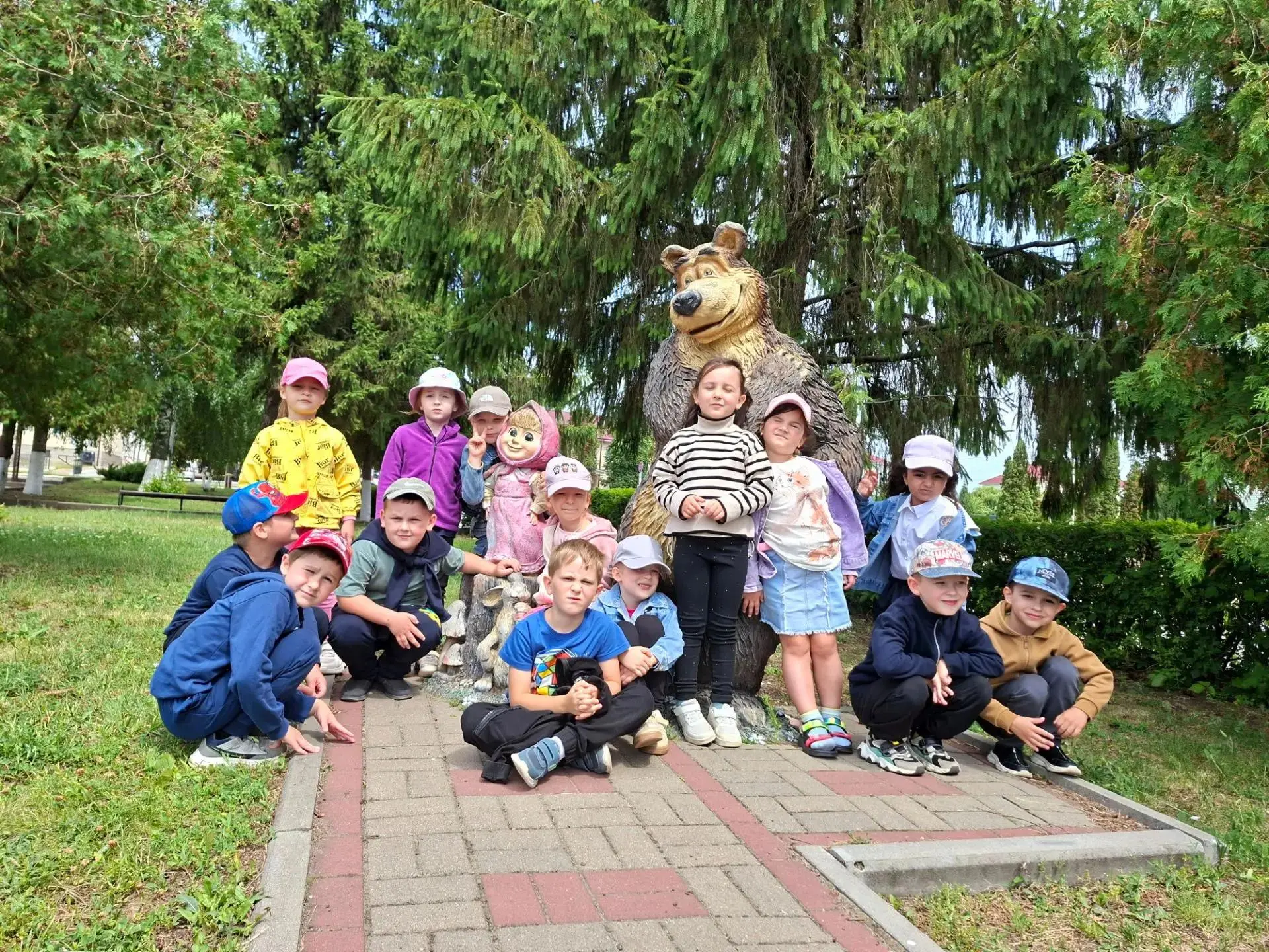 В гостях у лета: как прошла экскурсия в парк «Молодёжный»
Солнечный день, пение птиц и звонкий детск