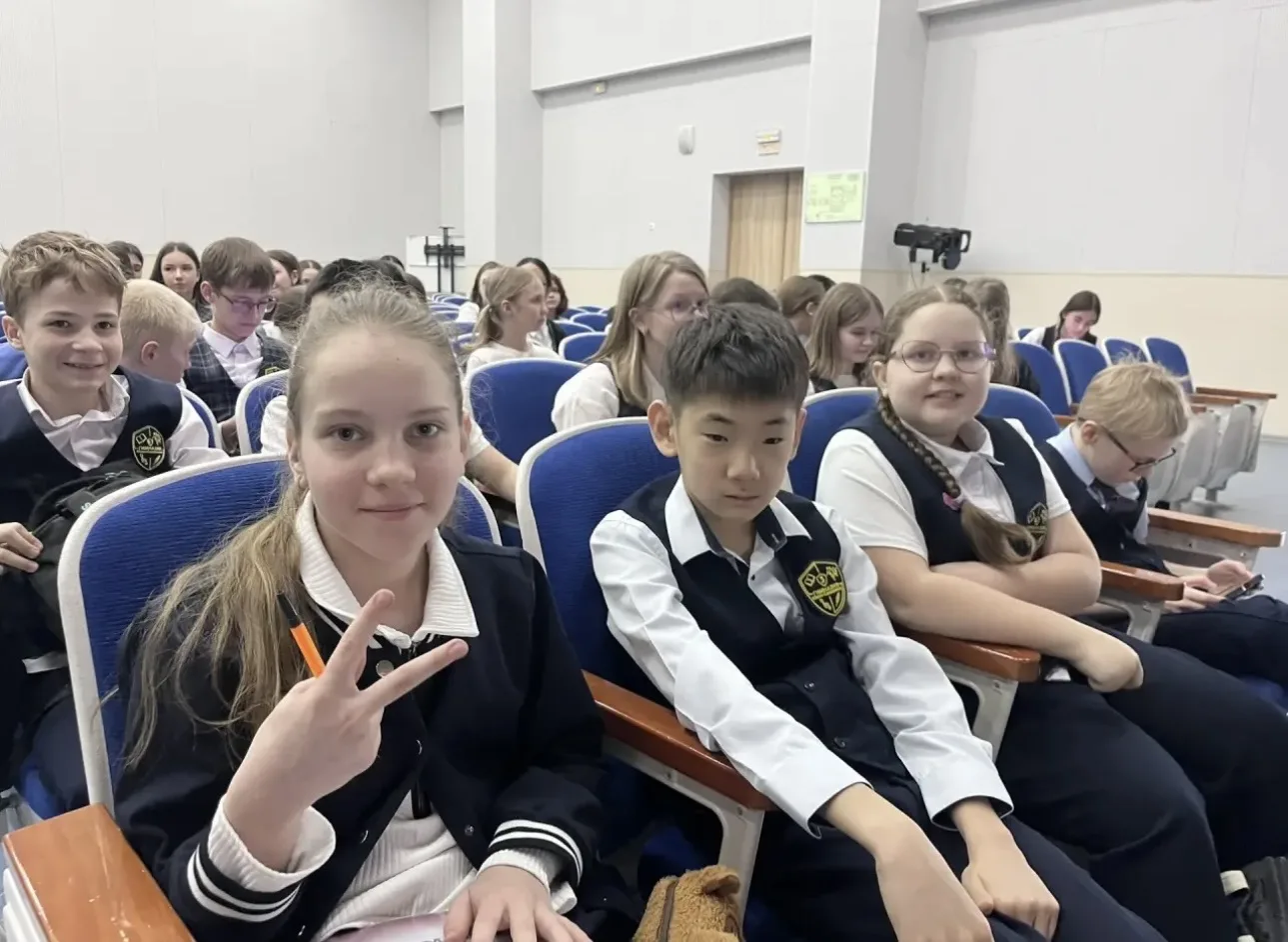 🌎 Викторина «Народы России»: путешествие по традициям нашей страны!  Вчера волонтёрский отряд нашей 