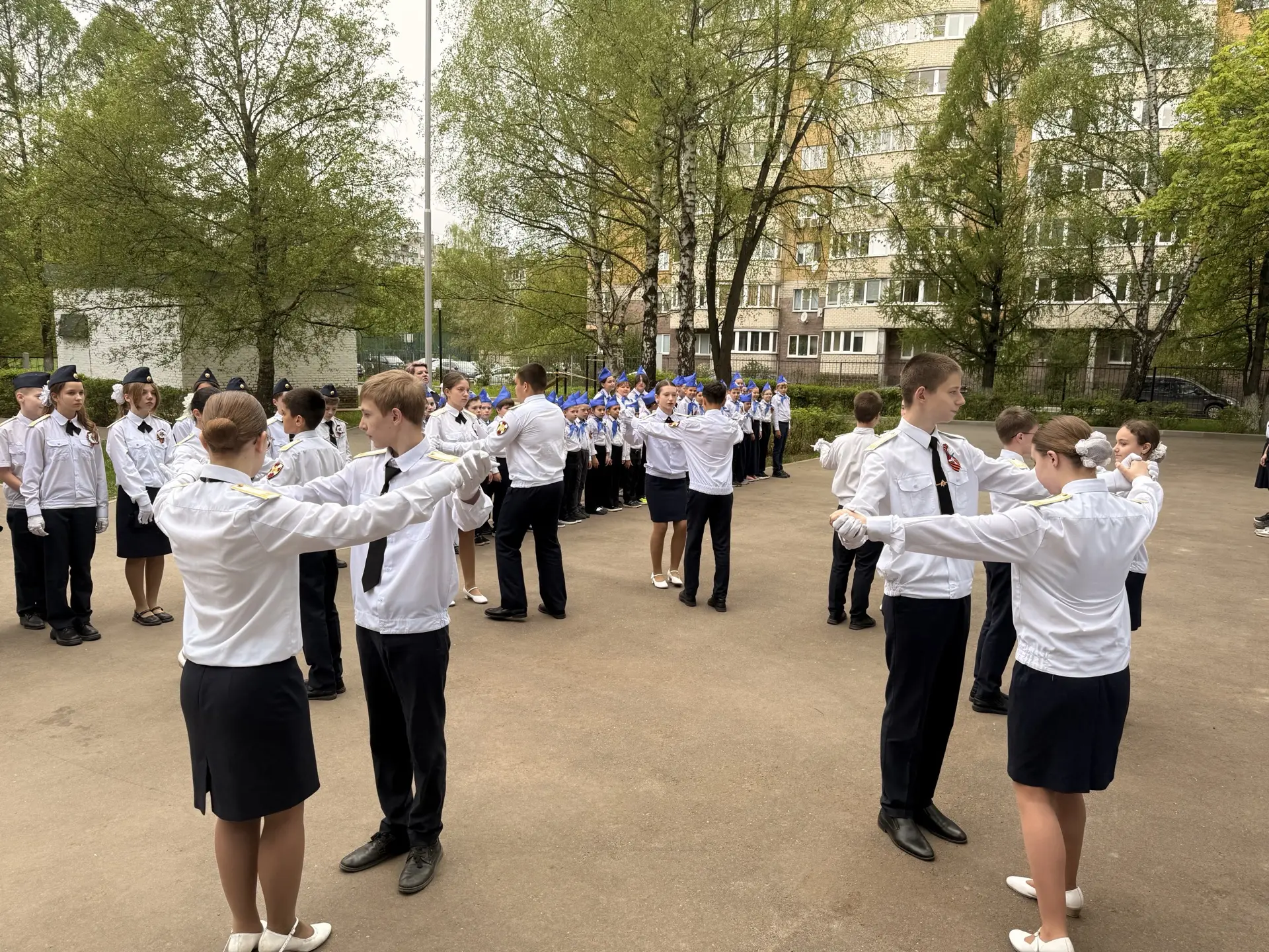 🌳 В школе №18 имени Подольских курсантов прошла акция «Сад Памяти». Сегодня в рамках национального п