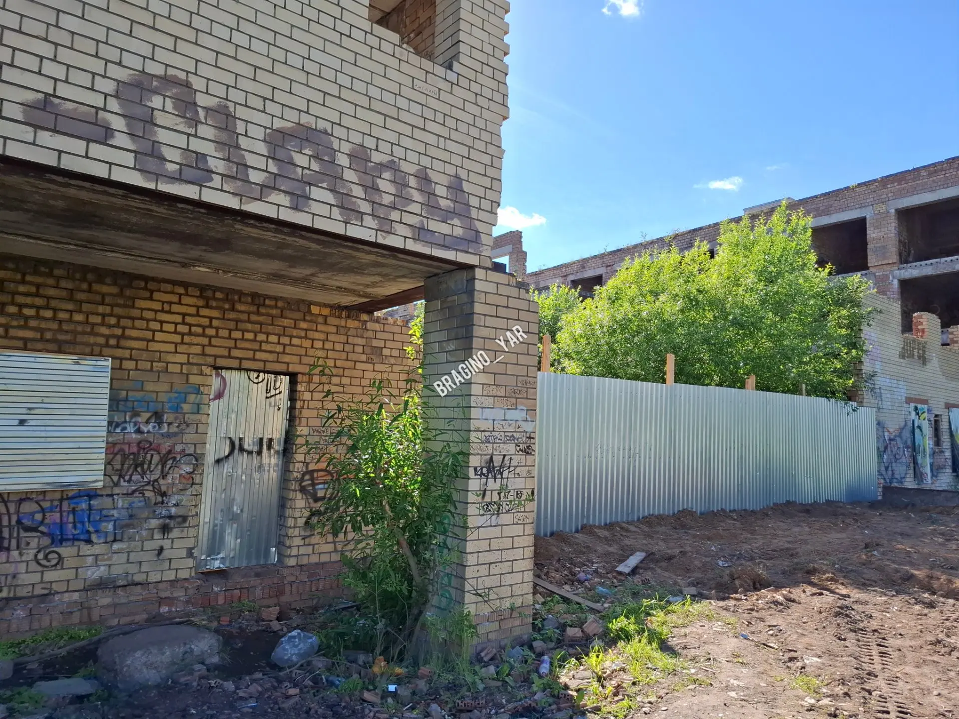 Смертельный недострой на Бабича огородили новым забором.

Оперативно, почти сразу после публикаций п