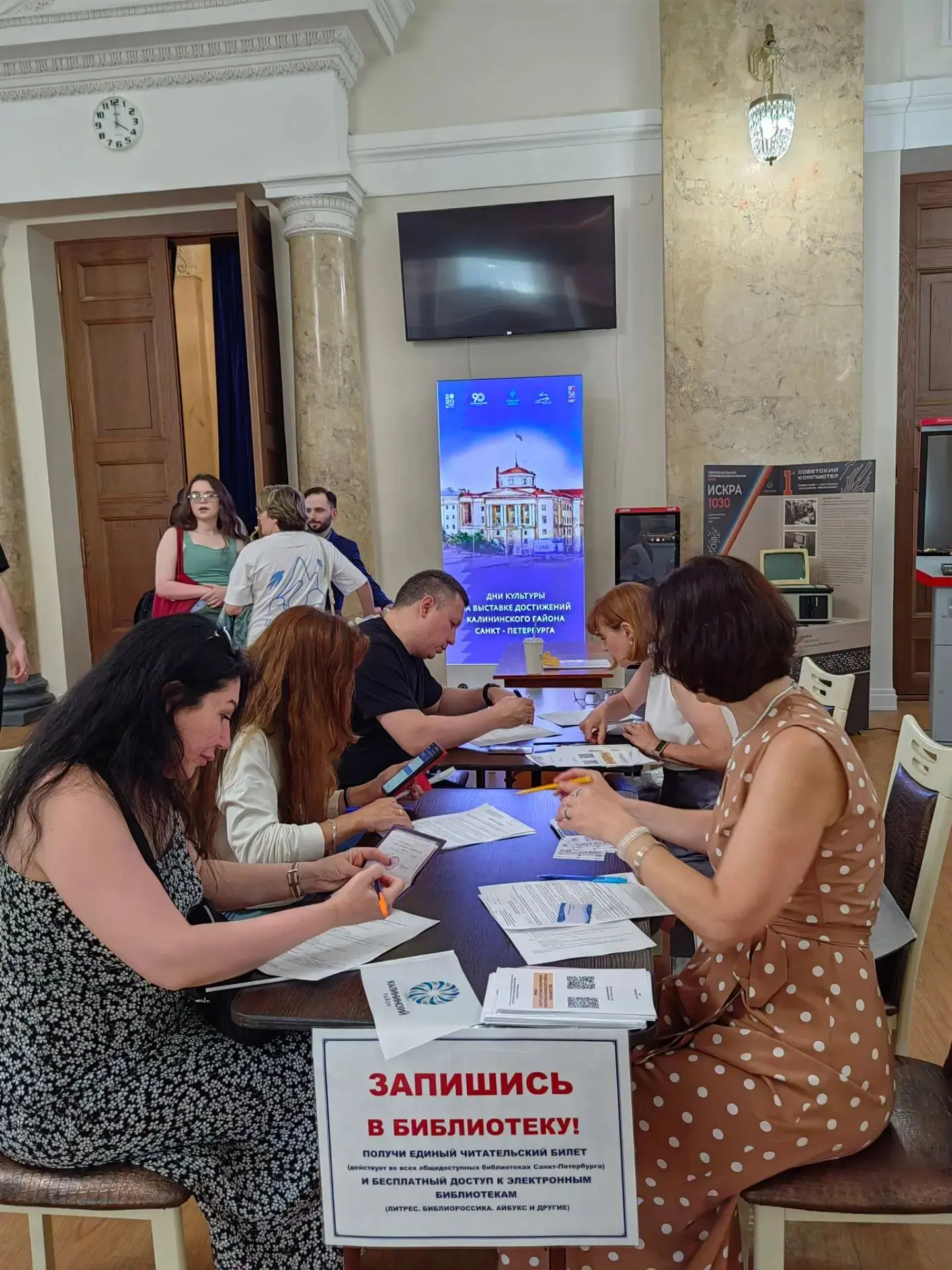 Наши библиотеки — на Дне культуры выставки достижений Калининского района! 🎉