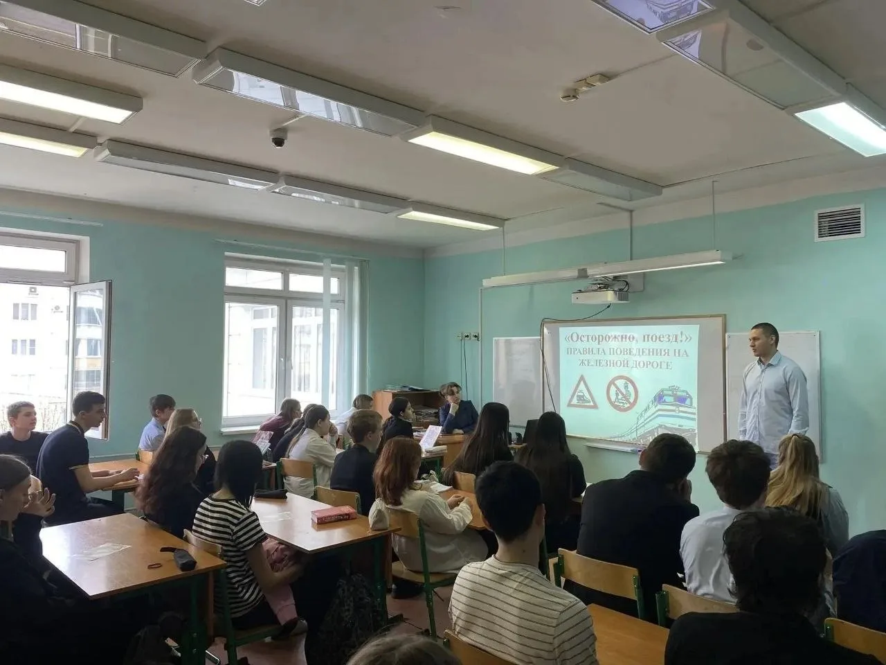 Летние каникулы уже начались, а значит, пора напомнить детям правила поведения на желез...