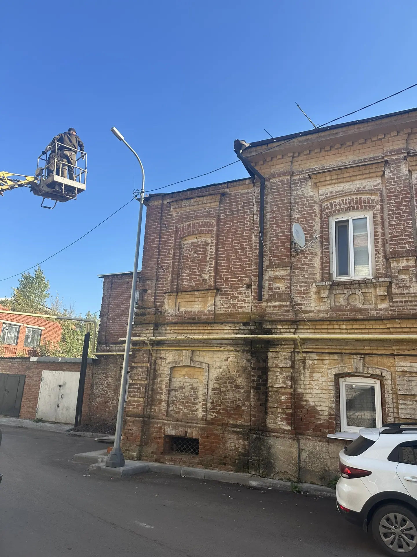 24.09.26 ведется работа на кровли жительница была на приеме у главы