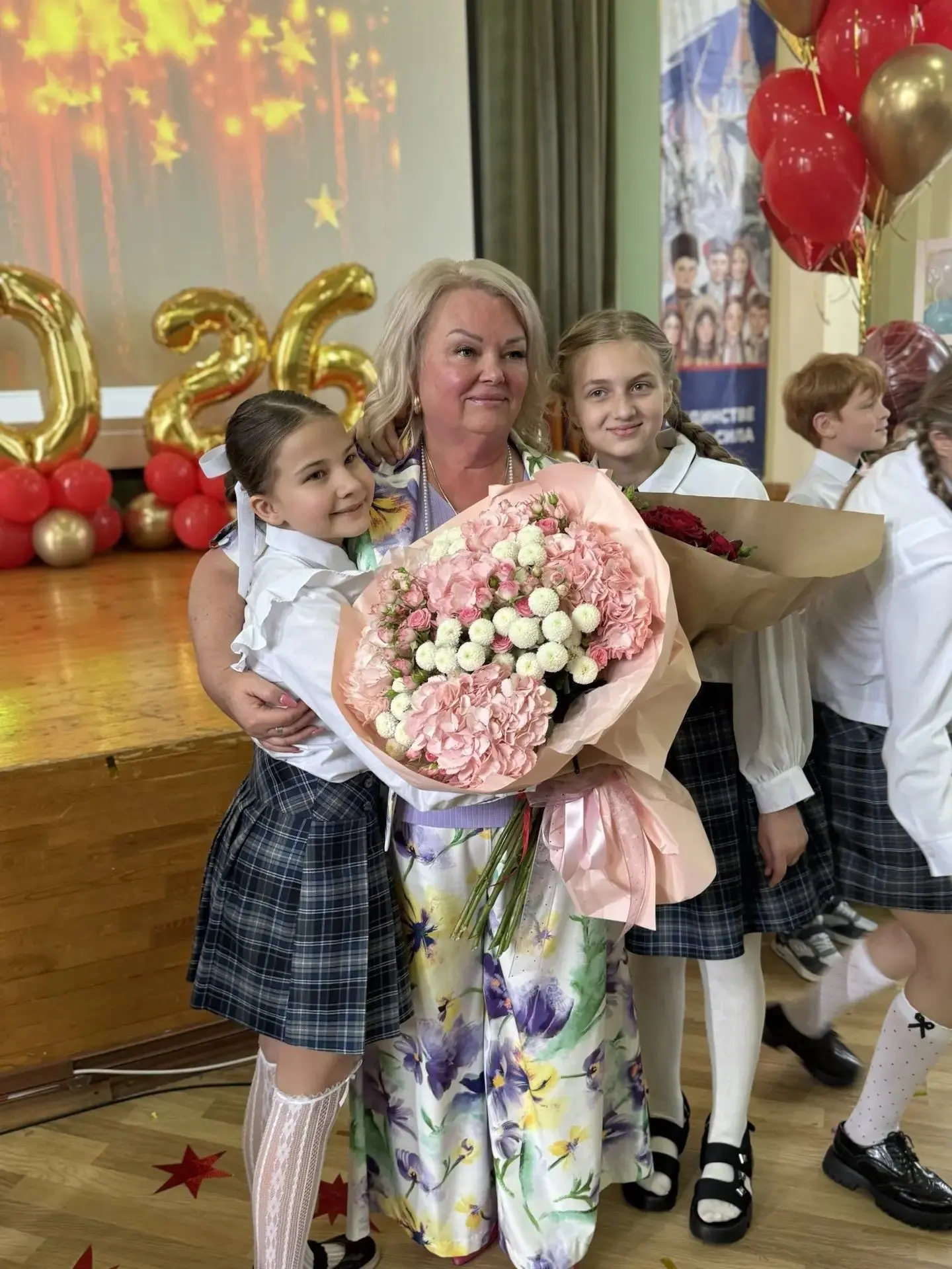 Ну вот и начались выпускные! 🎓✨ 🌹🌹🌹Поздравляем наших замечательных четвероклассников из 4А класса (к