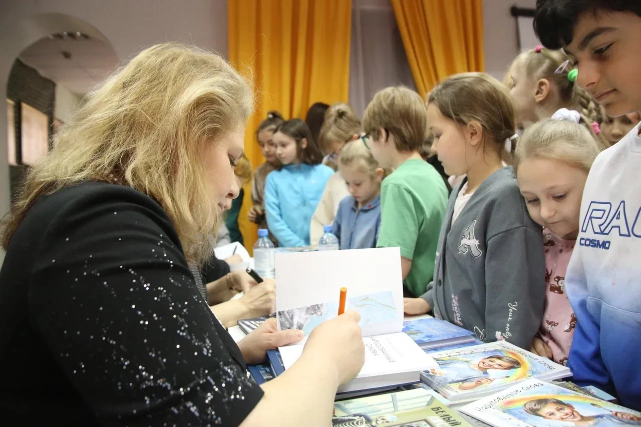 ЧТЕНИЕ – ЛУЧШЕЕ УЧЕНИЕ 📍На прошлой неделе ученики начальной «Глории»  побывали на творческой встрече