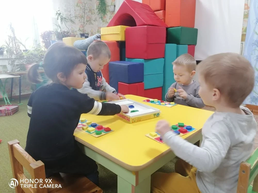 На свете без дружбы сложно прожить,
Ведь должен же кто-то кого-то любить,
Иль просто быть рядом, в м
