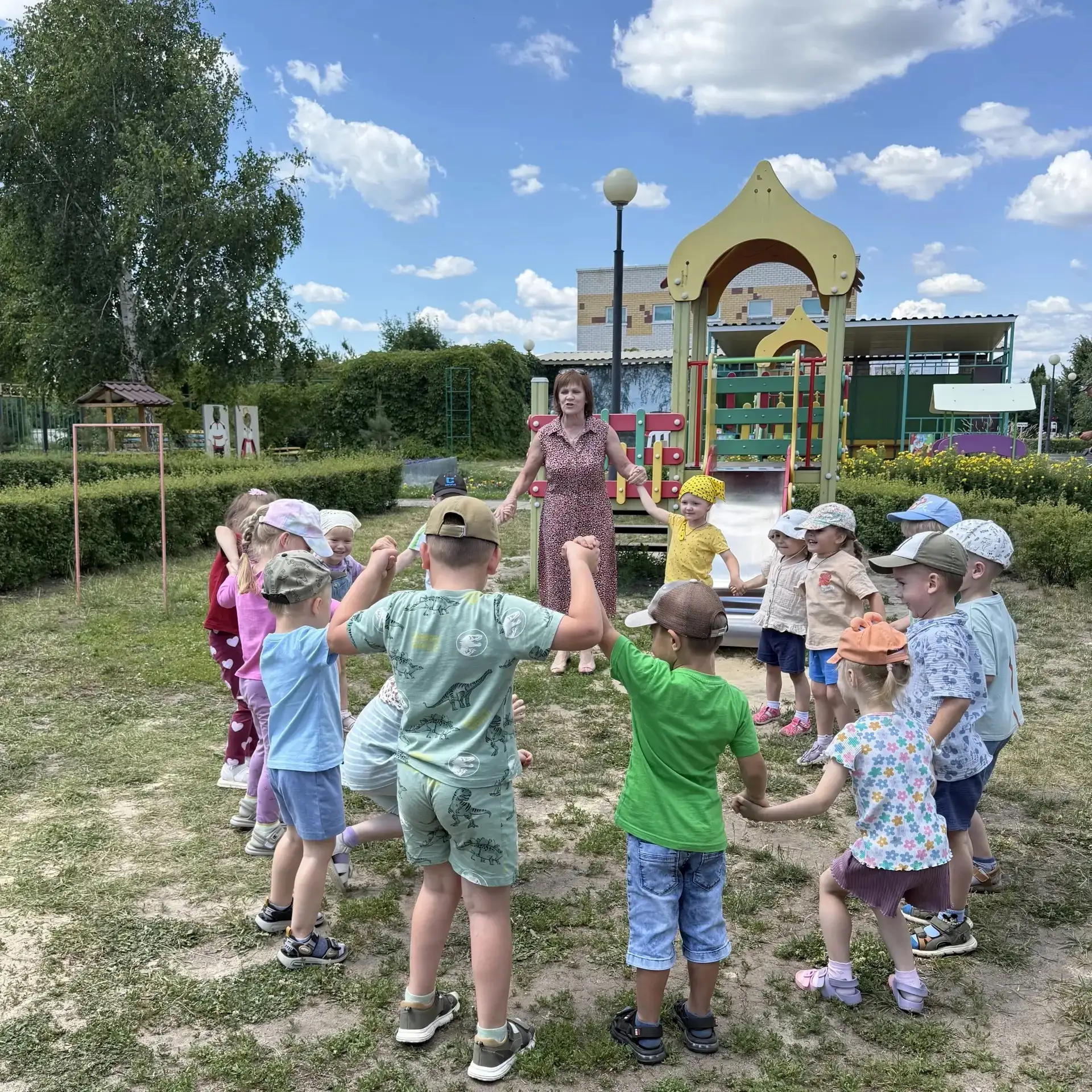 Секрет бодрости прост: свежий воздух и весёлые игры! ☀️

Сегодня у ребят из дежурной группы №5 прогу