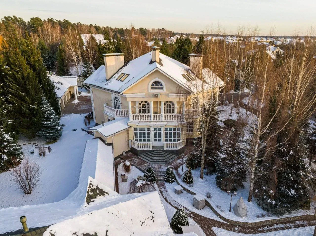 🏡 Дом Светланы Лободы в Николо-Урюпино продали за 850 млн рублей

Усадьбу певицы приобрёл один из к