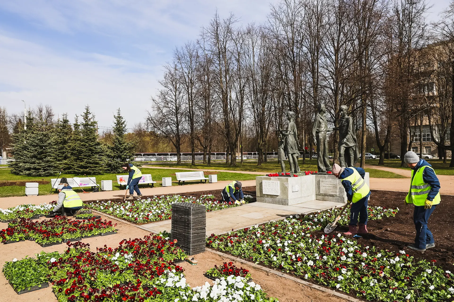Ведём подготовку города к Дню Победы.  Садово-парковые хозяйства приступили к оформлению городских у