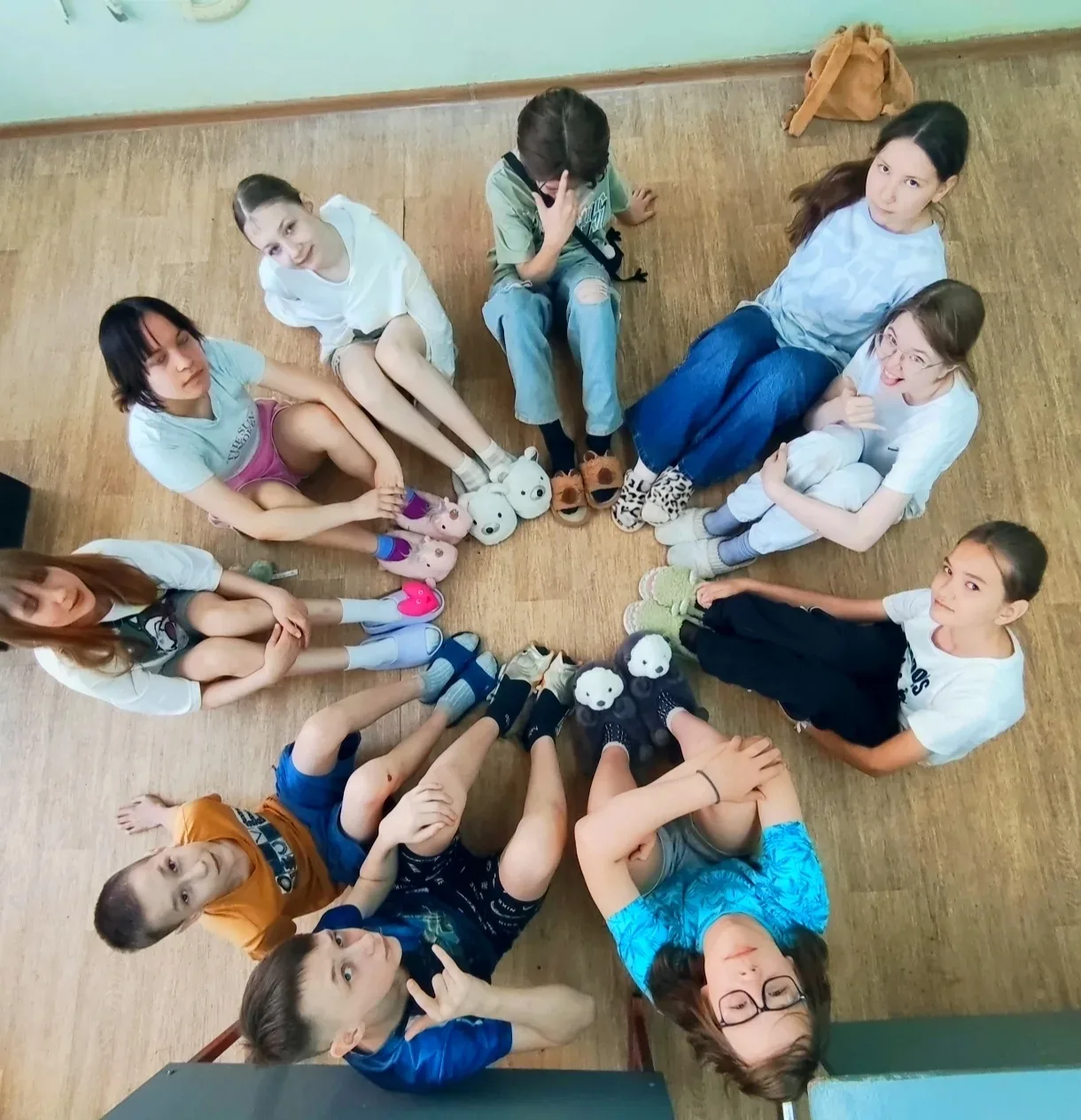 ДЕНЬ НЕСКУЧНЫХ ТАПОЧЕК 😁Сегодня в 6Г создаем  уютную атмосферу и делаем день весёлым и...