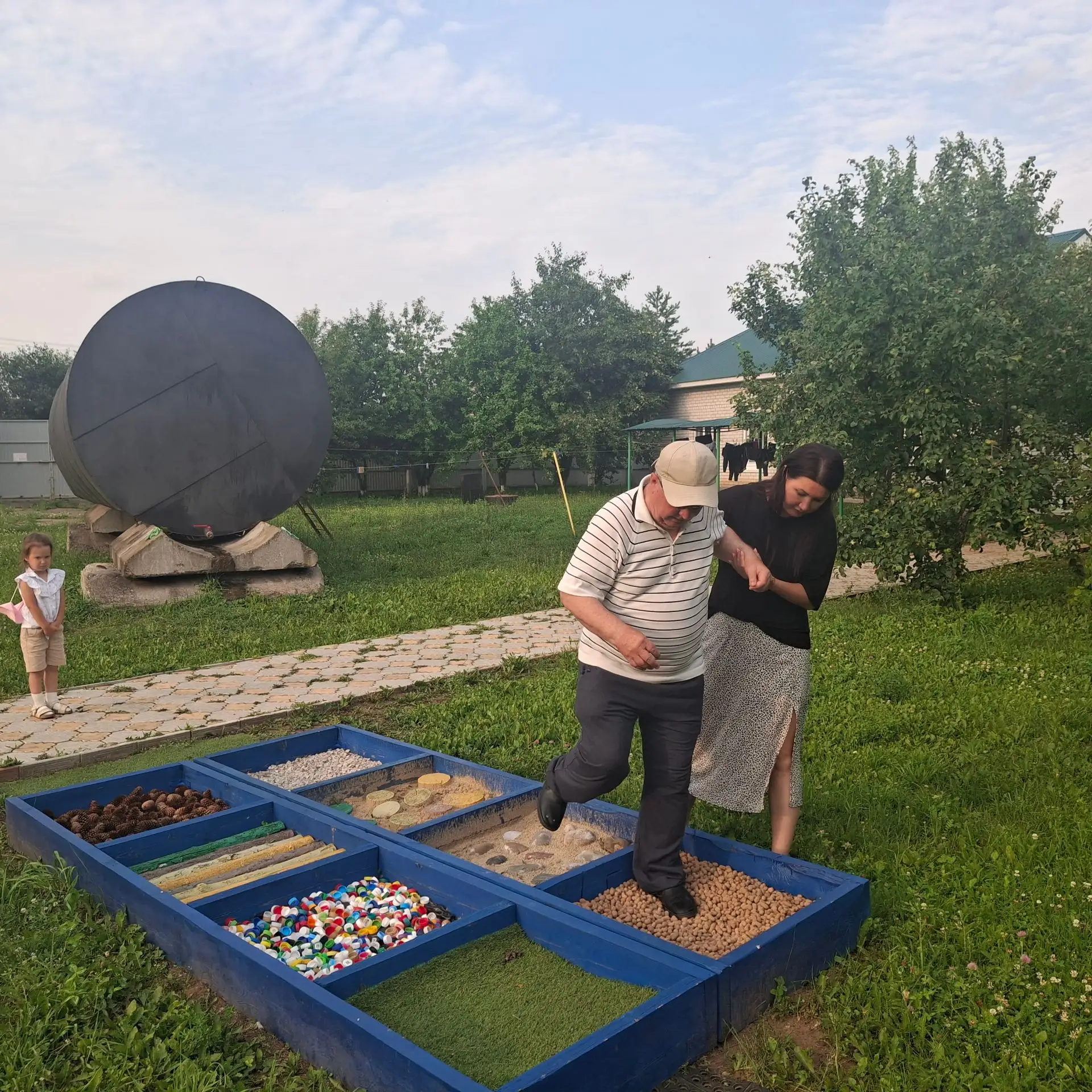 Сегодня вечером со специалистом по социальной реабилитации наши проживающие вышли на прогулку по «Тр