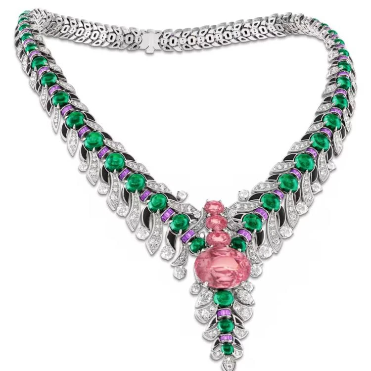 Энн Хэтэуэй сияет на показе коллекции от Bvlgari “Eclettica” в Милане . Она постоянный амбассадор бр