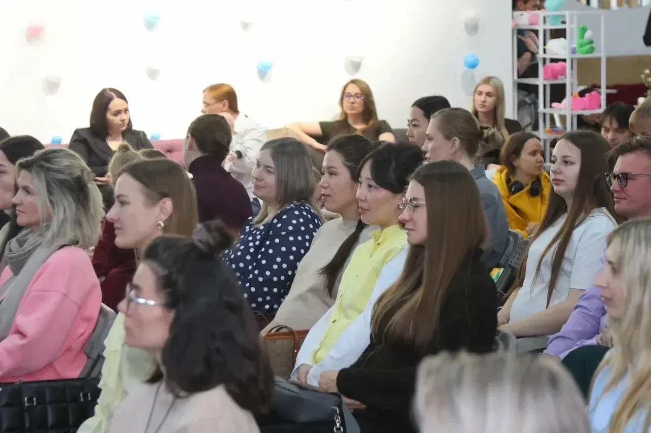 Как прошло празднование Дня беременных в Маяке?  🌸Девушки совместно с губернатором Валерием Лимаренк