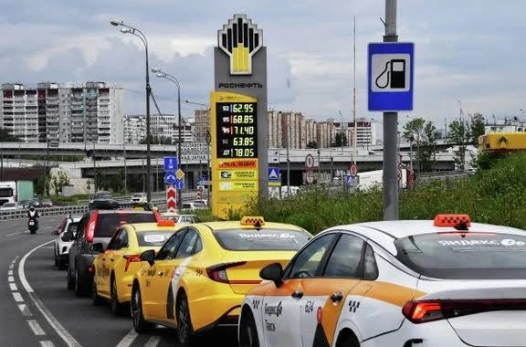Ограничения на продажу бензина постепенно ослабляют

По информации СМИ, в Москве и Петербурге некото