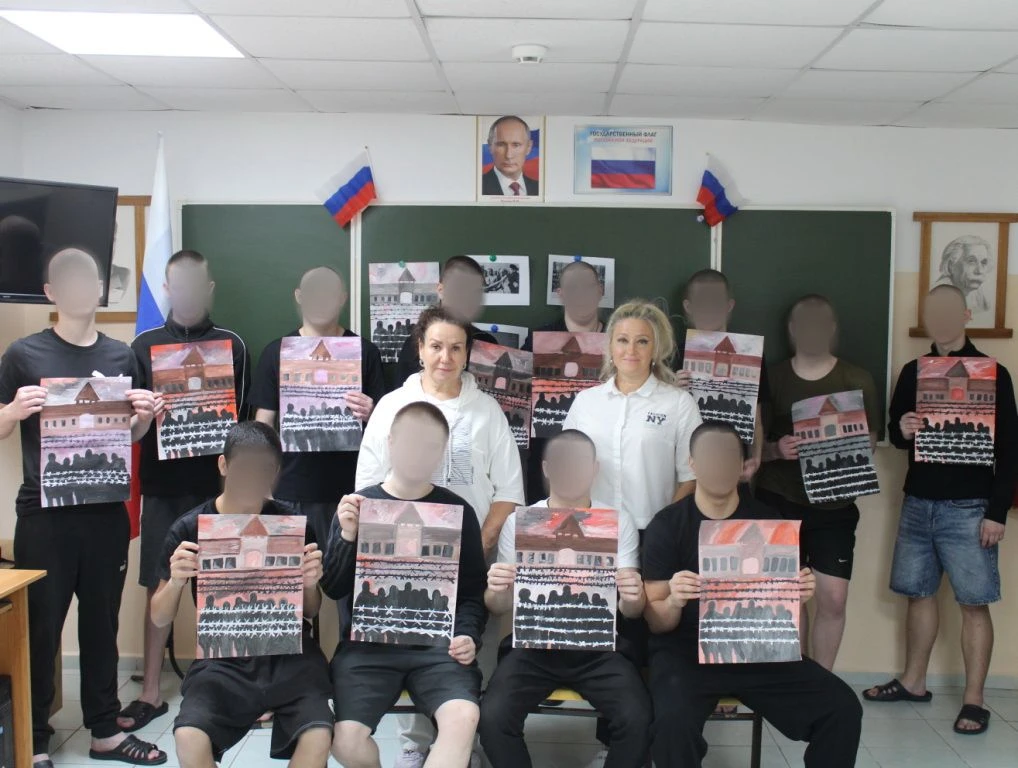 В следственном изоляторе № 1 УФСИН России по Волгоградской области члены Союза художник...